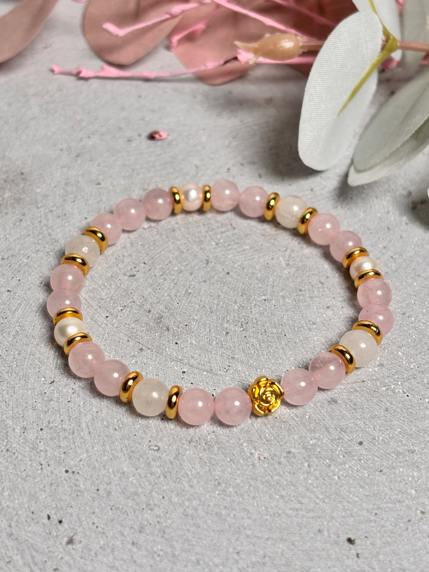6mm Perlenarmband mit Rosenquarz, Mondstein & Süßwasserperlen - Zartes Elastisches Armband für Damen