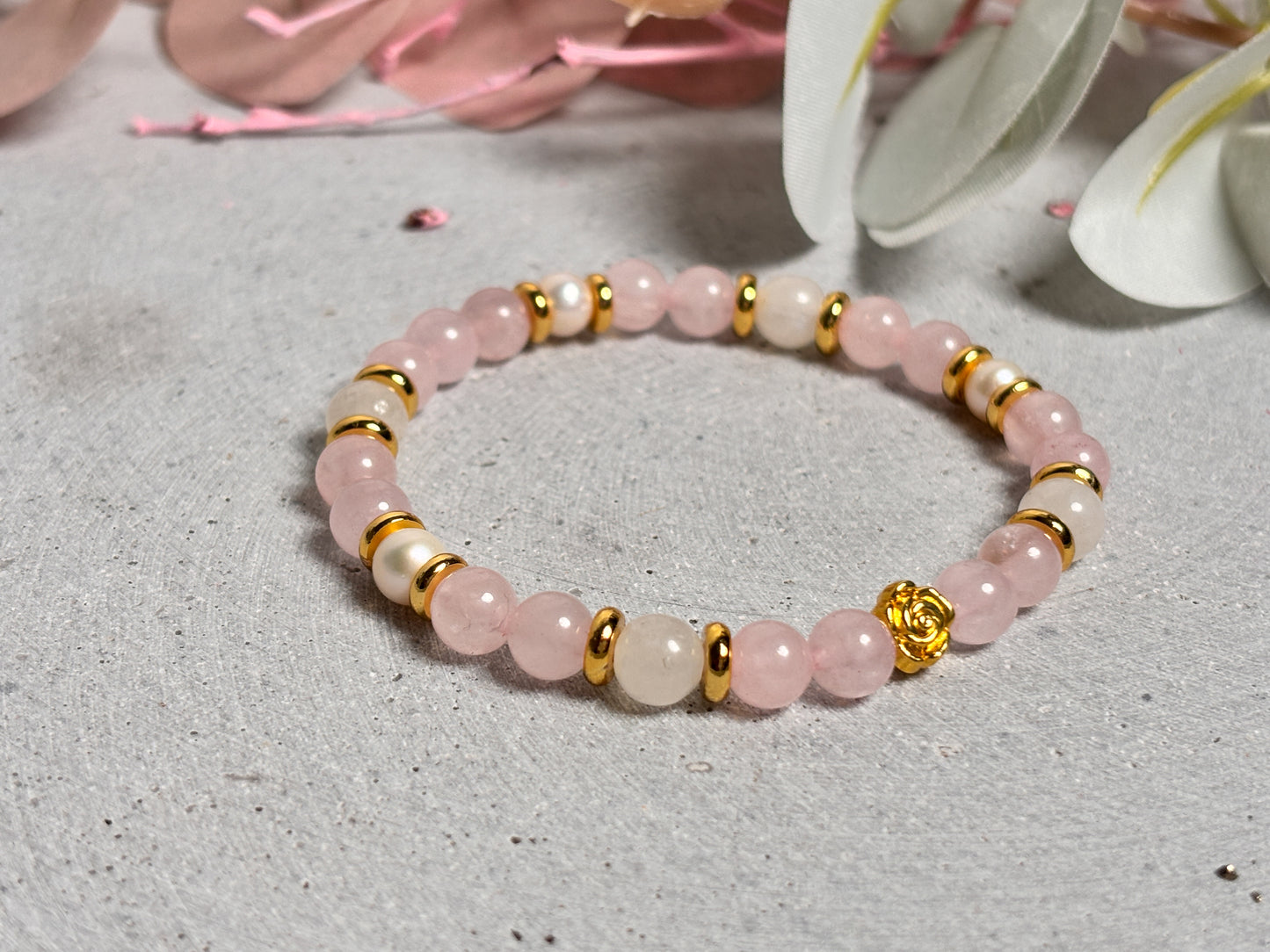 6mm Perlenarmband mit Rosenquarz, Mondstein & Süßwasserperlen - Zartes Elastisches Armband für Damen