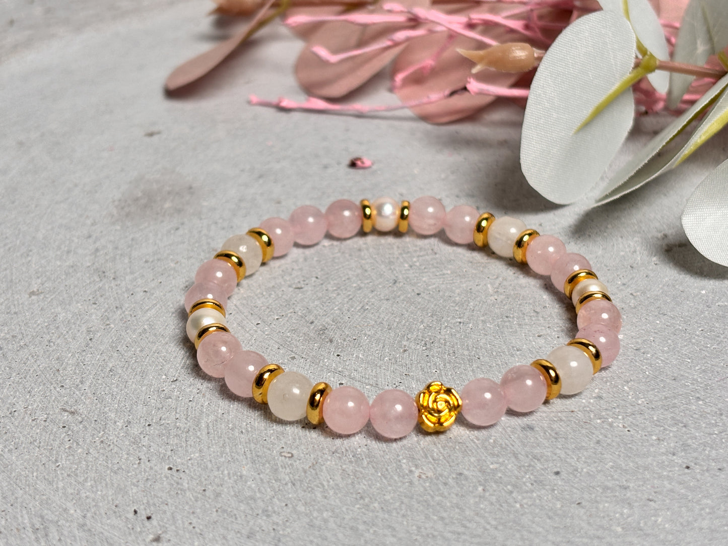 6mm Perlenarmband mit Rosenquarz, Mondstein & Süßwasserperlen - Zartes Elastisches Armband für Damen