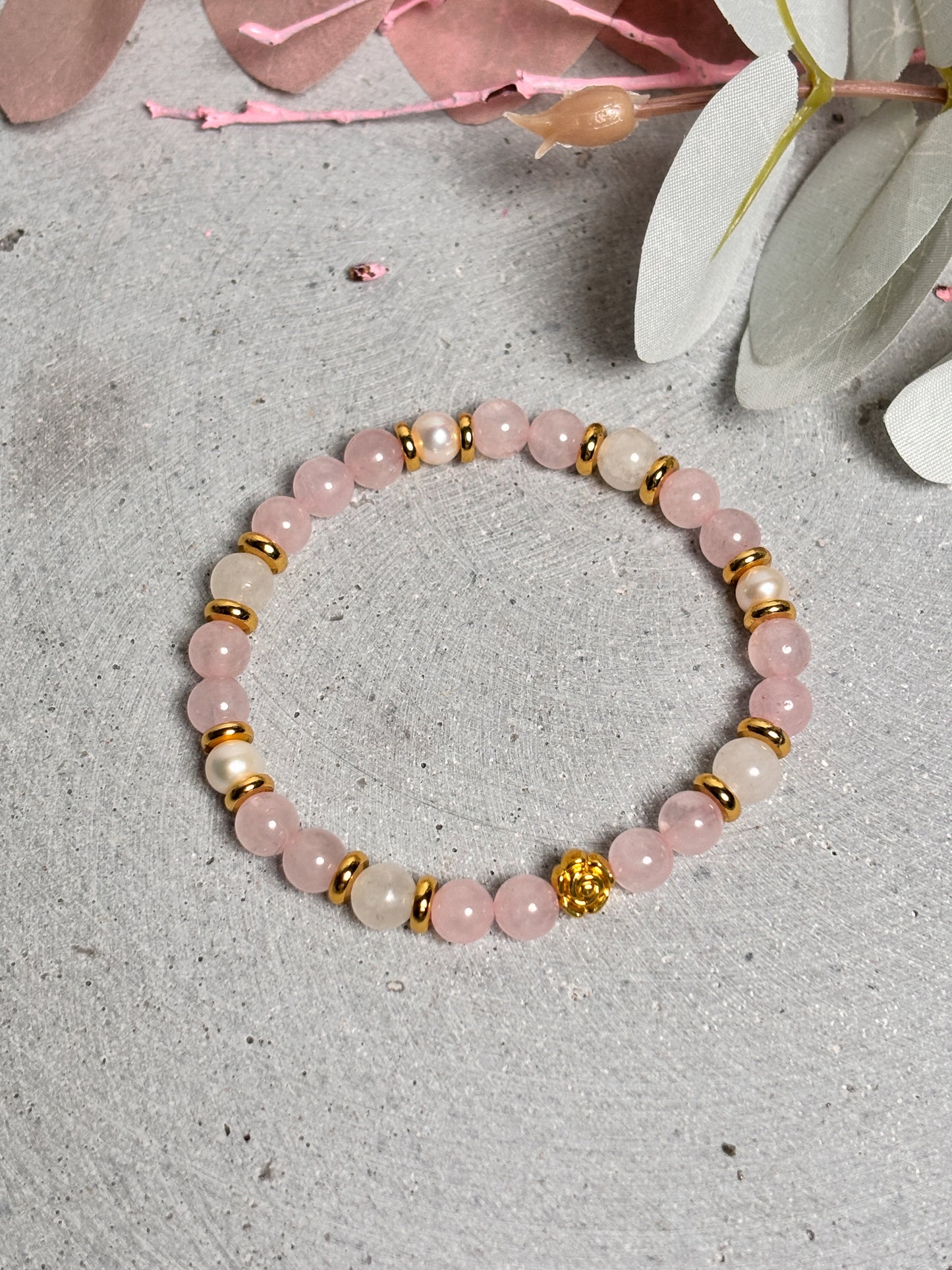 6mm Perlenarmband mit Rosenquarz, Mondstein & Süßwasserperlen - Zartes Elastisches Armband für Damen