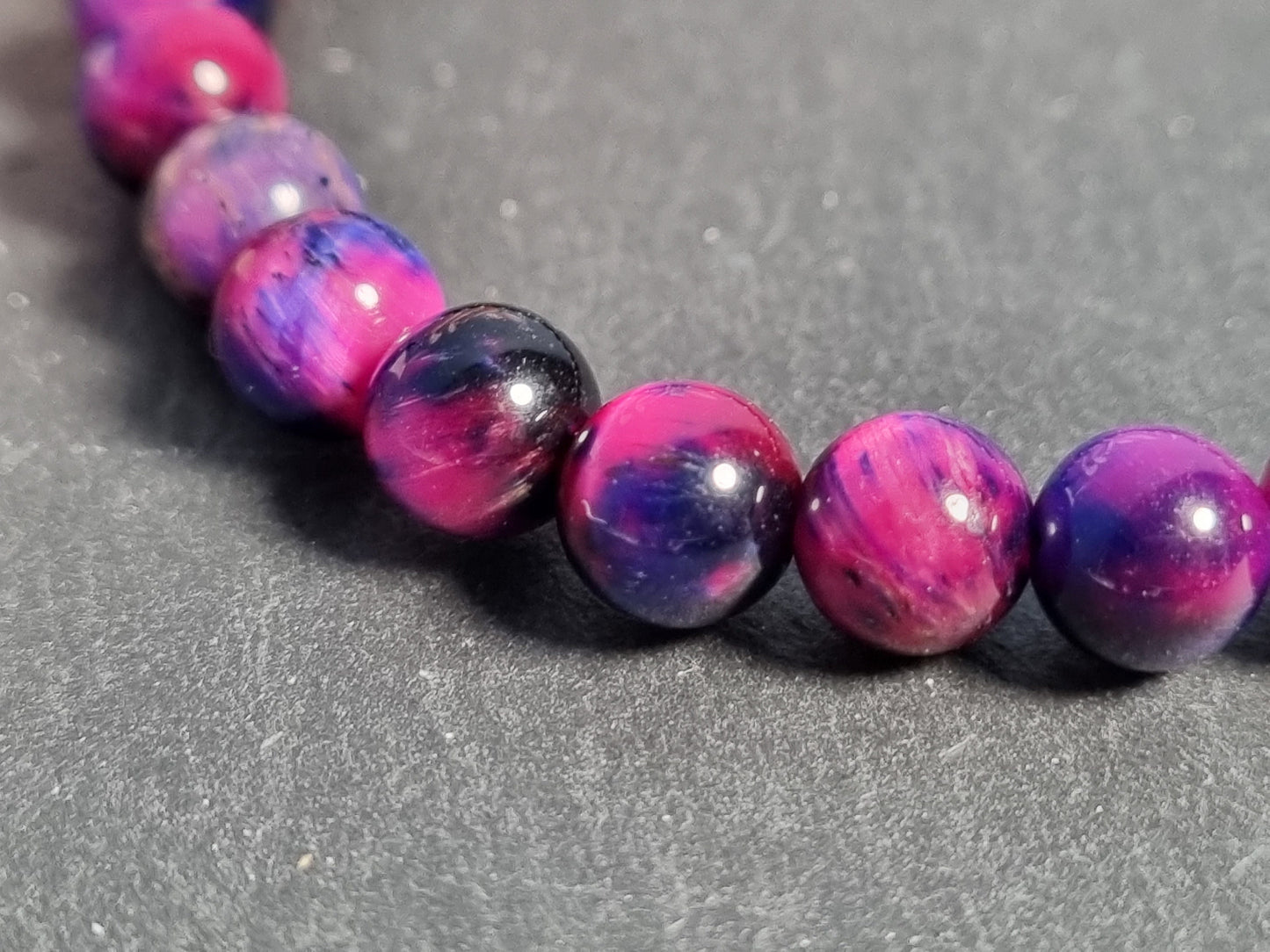 Armband Tigerauge Galaxy/6mm/ elastisch/ lila/ Stärke und Ausdauer