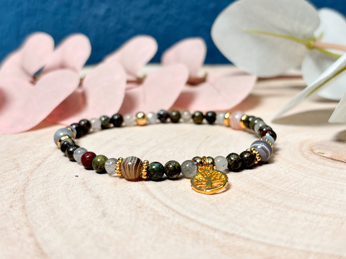 Bracelet with Botswana agate, dragon bloodstone and labradorite. 4mm beads| elsastic| gemstones| healing stones