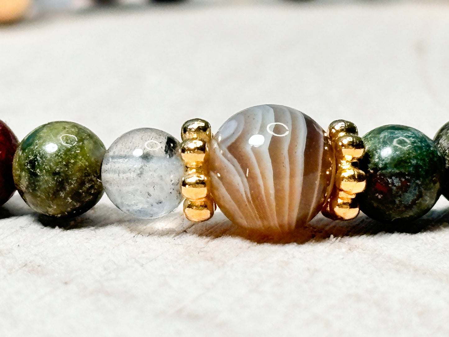 Bracelet with Botswana agate, dragon bloodstone and labradorite. 4mm beads| elsastic| gemstones| healing stones