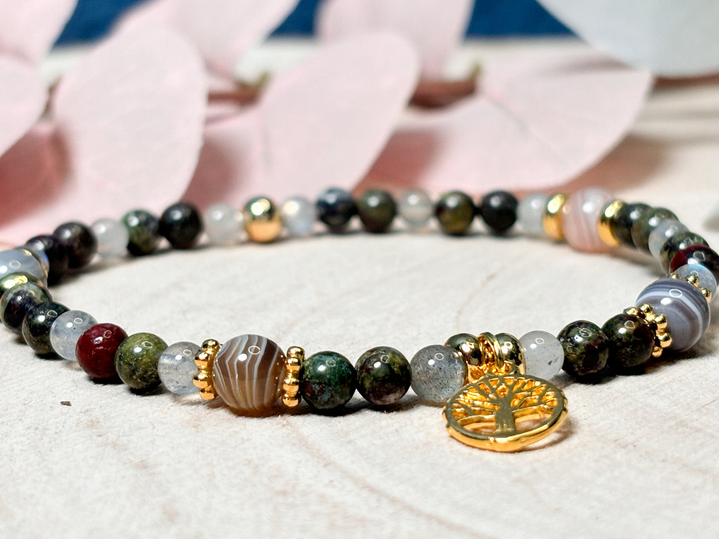 Bracelet with Botswana agate, dragon bloodstone and labradorite. 4mm beads| elsastic| gemstones| healing stones