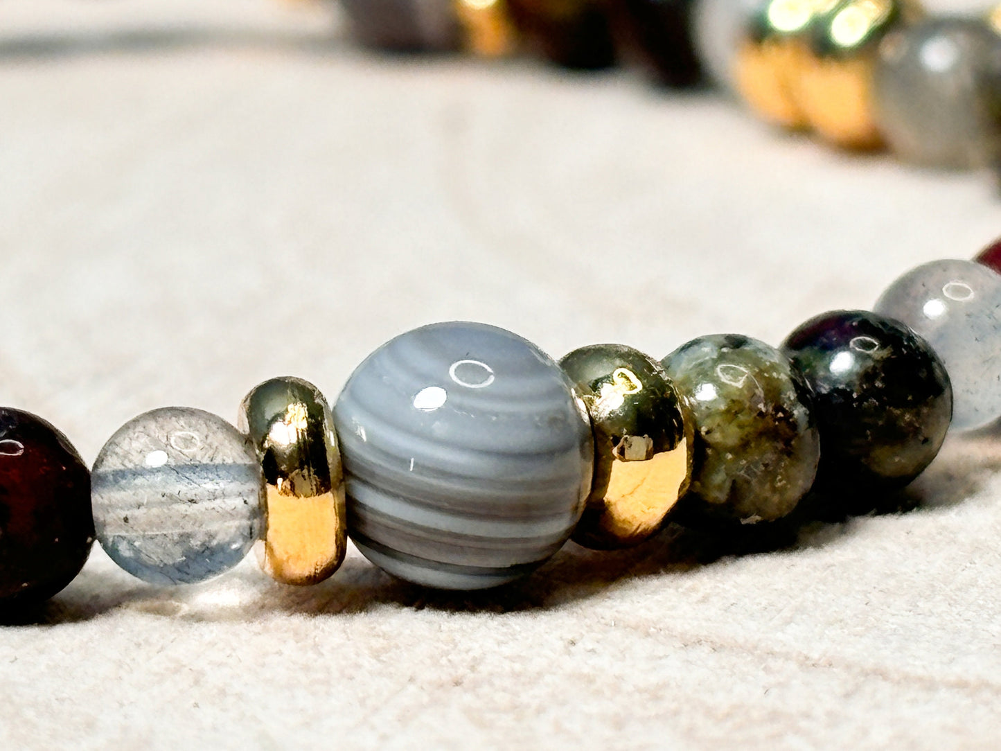 Bracelet with Botswana agate, dragon bloodstone and labradorite. 4mm beads| elsastic| gemstones| healing stones