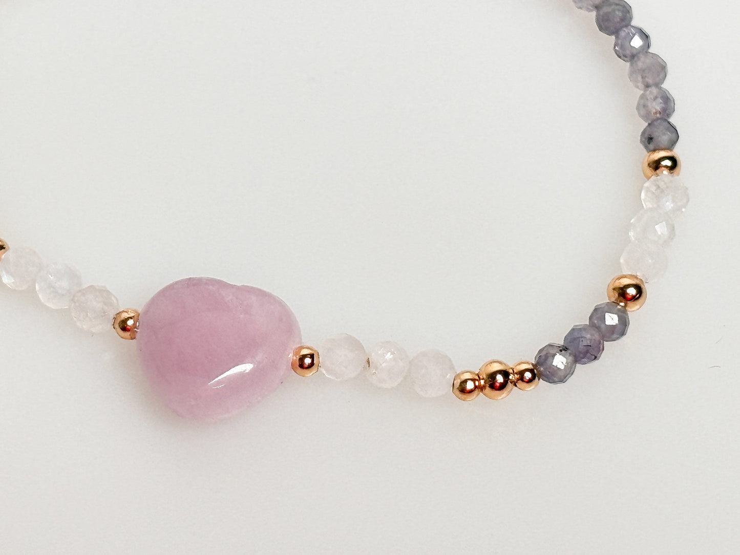 Elastic bracelet with kunzite heart and moonstone and kyanite beads (3mm)
