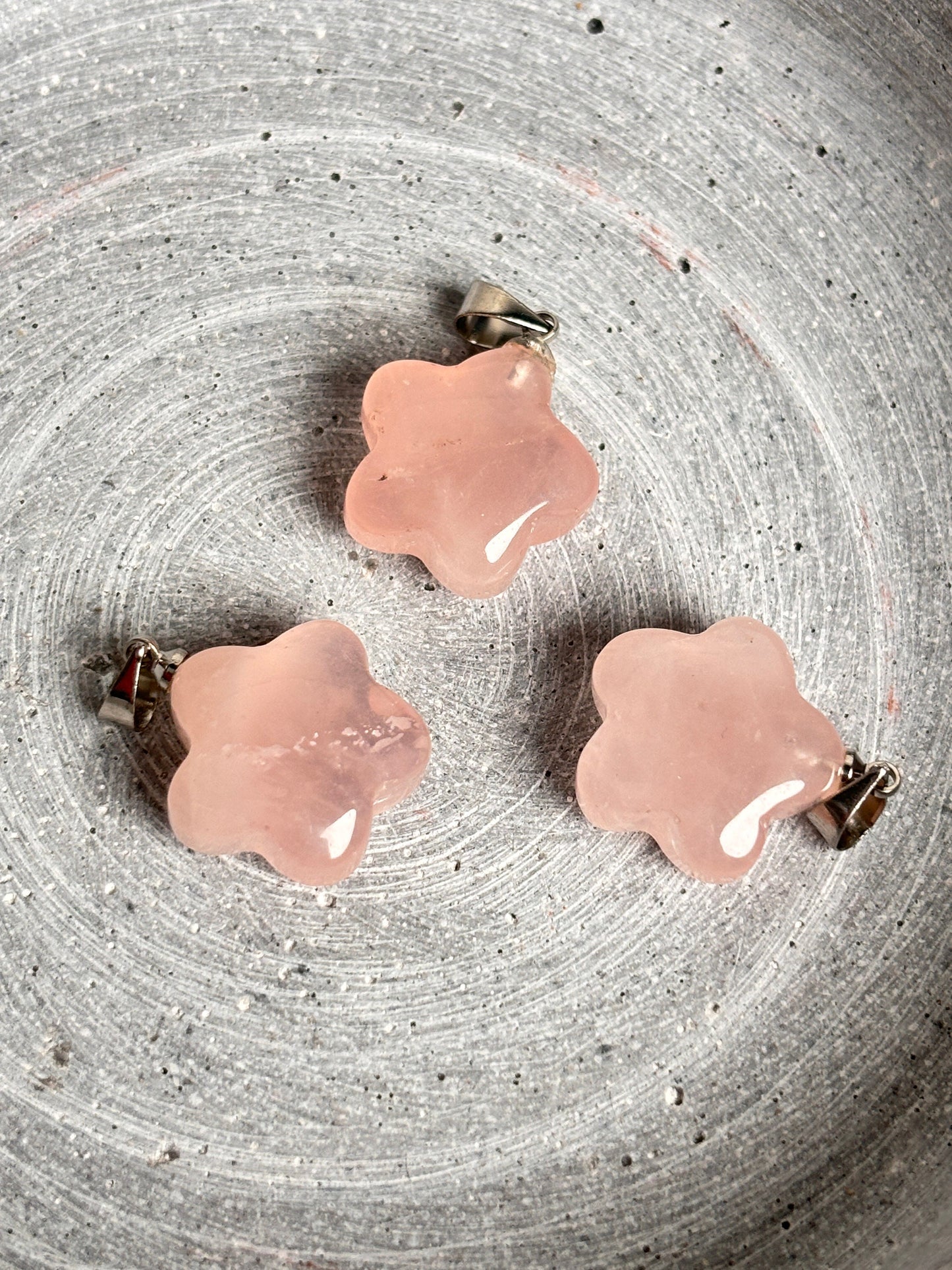 Rose quartz flower pendant - 1.5x1.5 cm - Gentle elegance for every occasion