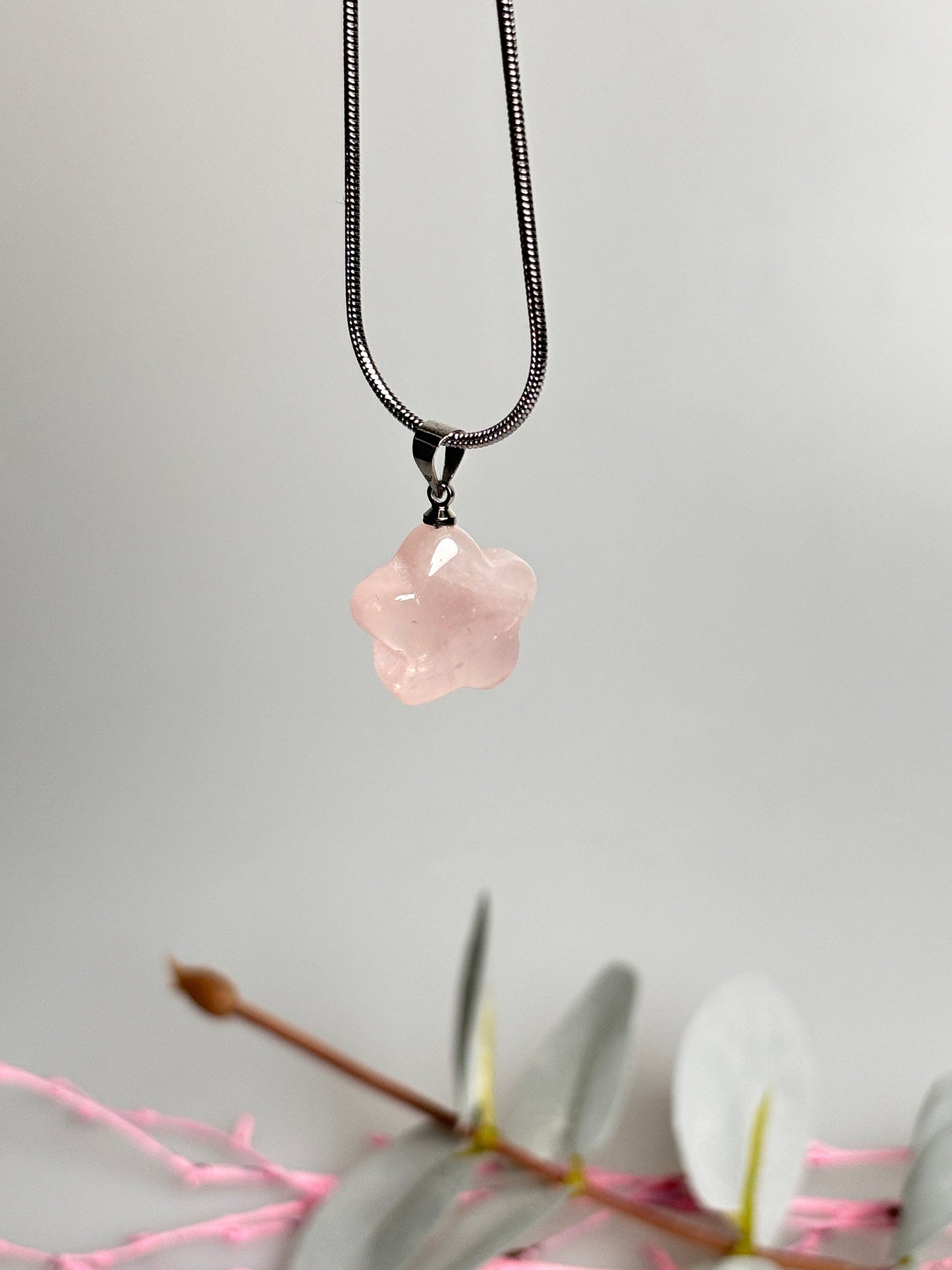 Rose quartz flower pendant - 1.5x1.5 cm - Gentle elegance for every occasion