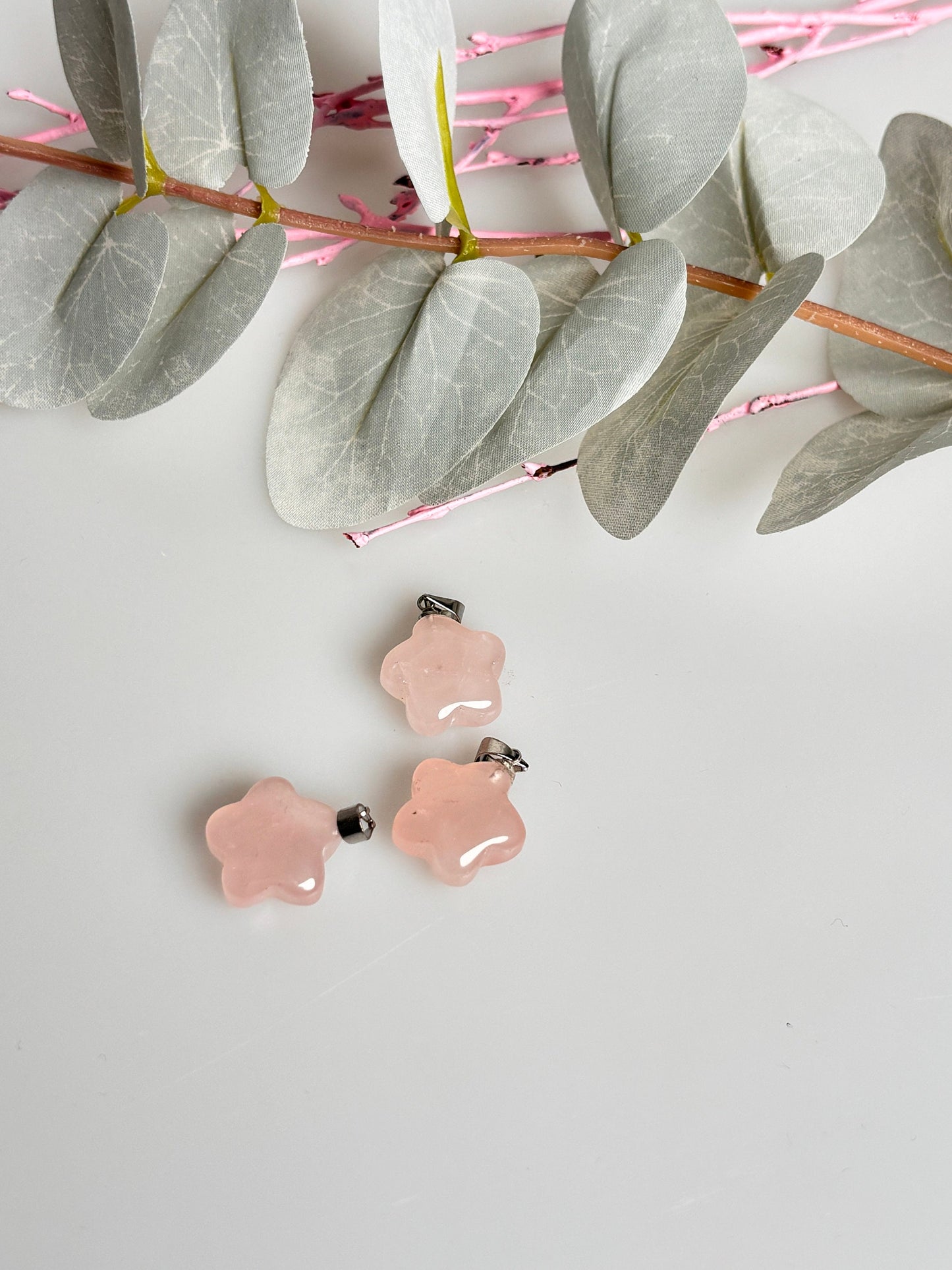 Rose quartz flower pendant - 1.5x1.5 cm - Gentle elegance for every occasion