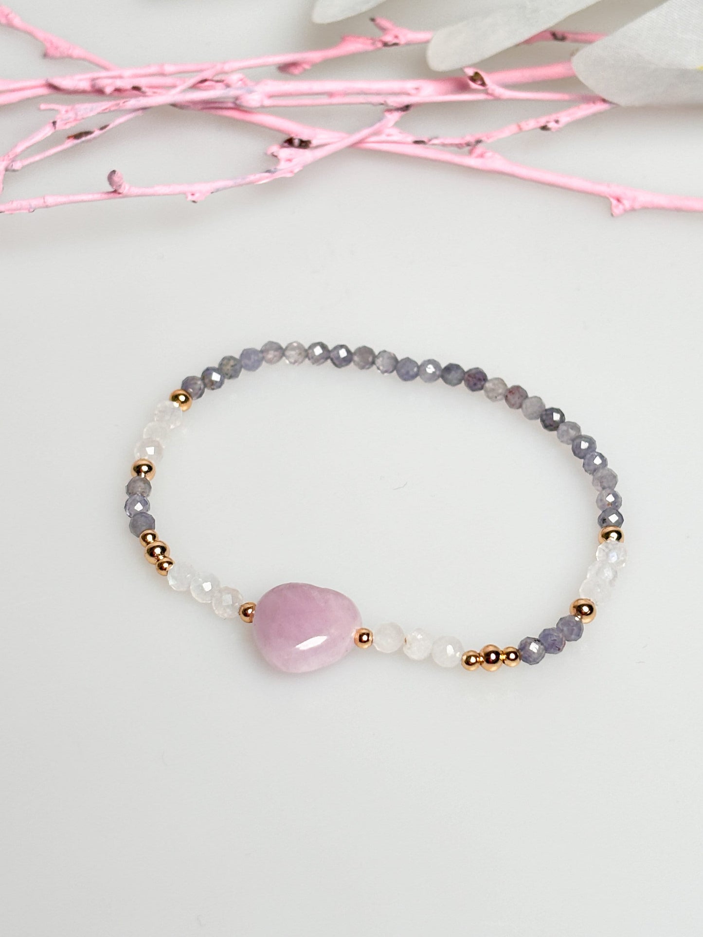 Elastic bracelet with kunzite heart and moonstone and kyanite beads (3mm)