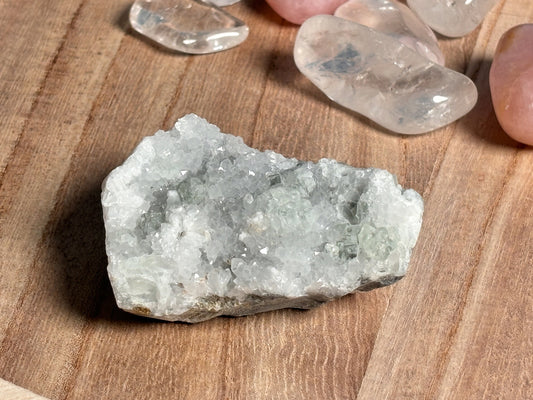 Heller Fluorit Stein 7,6x4,5x1,3 cm 84g - Naturkristall für Sammler