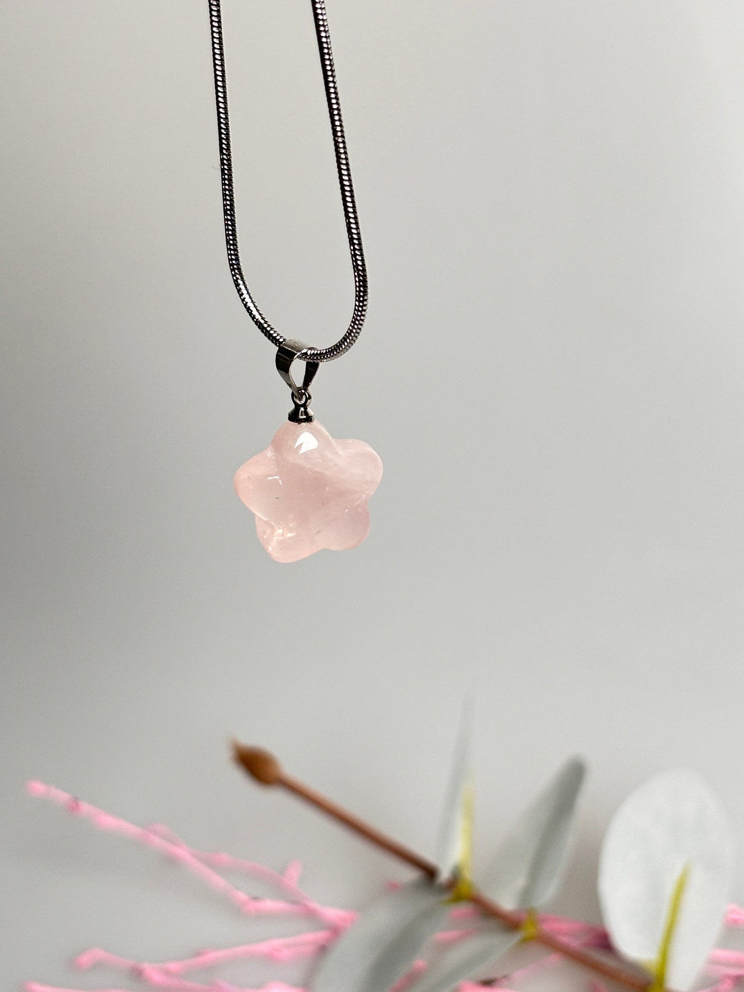 Rose quartz flower pendant - 1.5x1.5 cm - Gentle elegance for every occasion