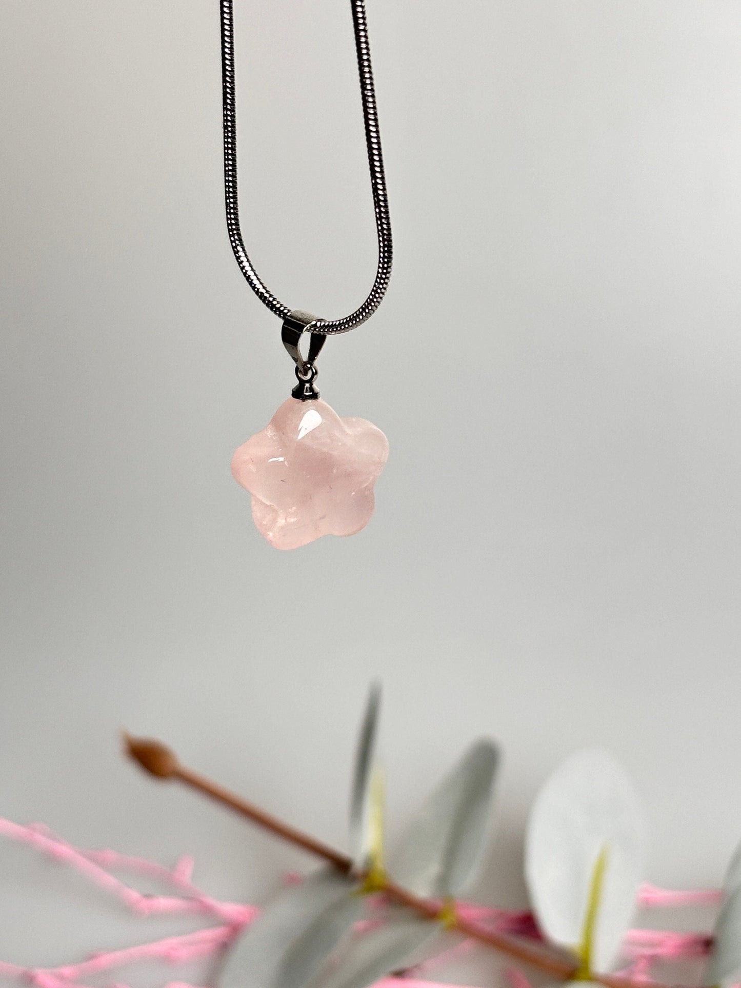 Rose quartz flower pendant - 1.5x1.5 cm - Gentle elegance for every occasion