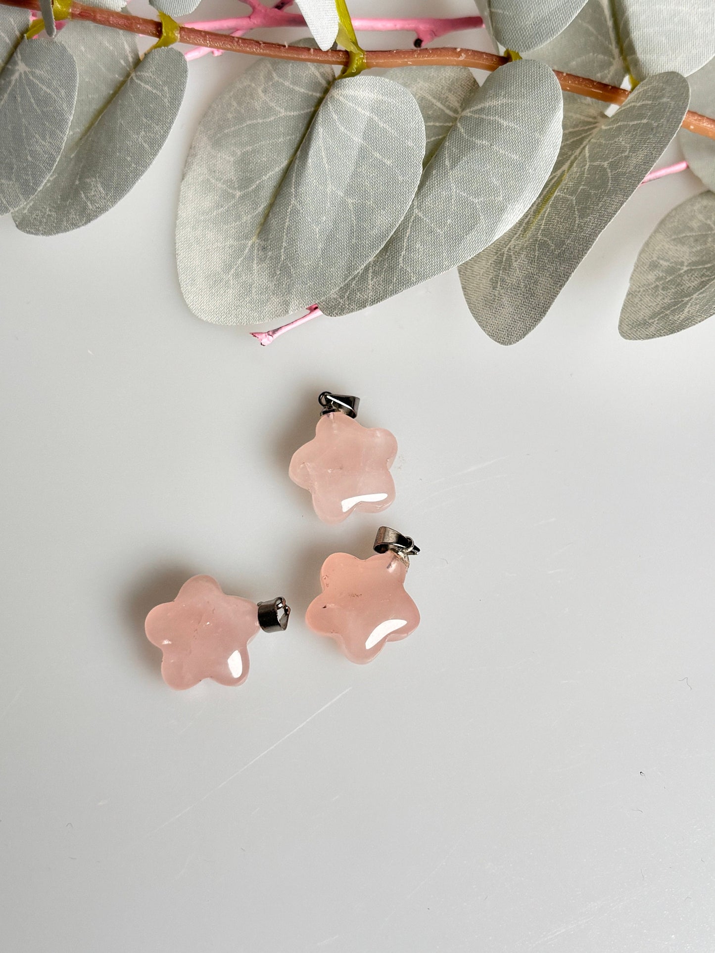 Rose quartz flower pendant - 1.5x1.5 cm - Gentle elegance for every occasion
