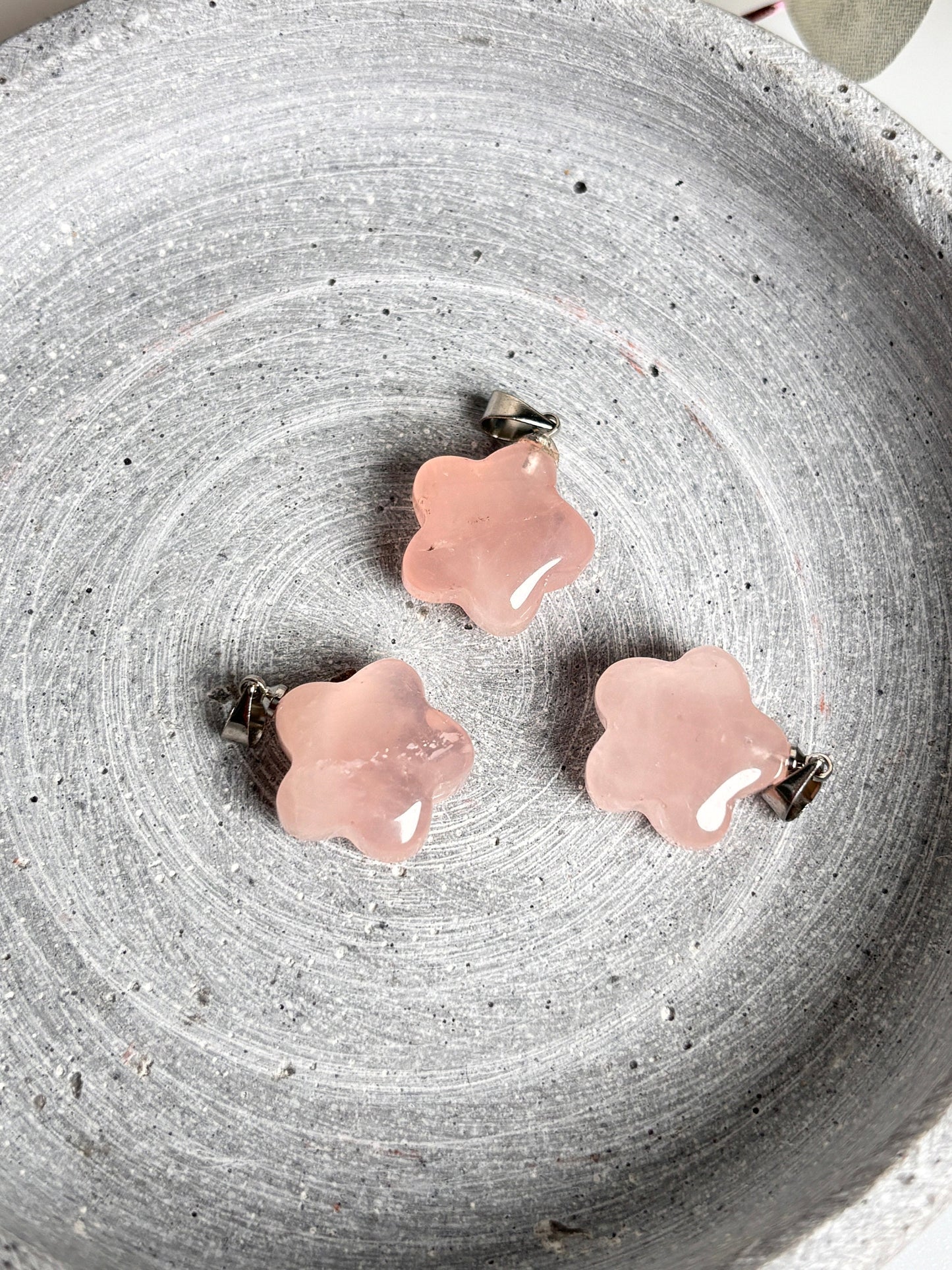 Rose quartz flower pendant - 1.5x1.5 cm - Gentle elegance for every occasion