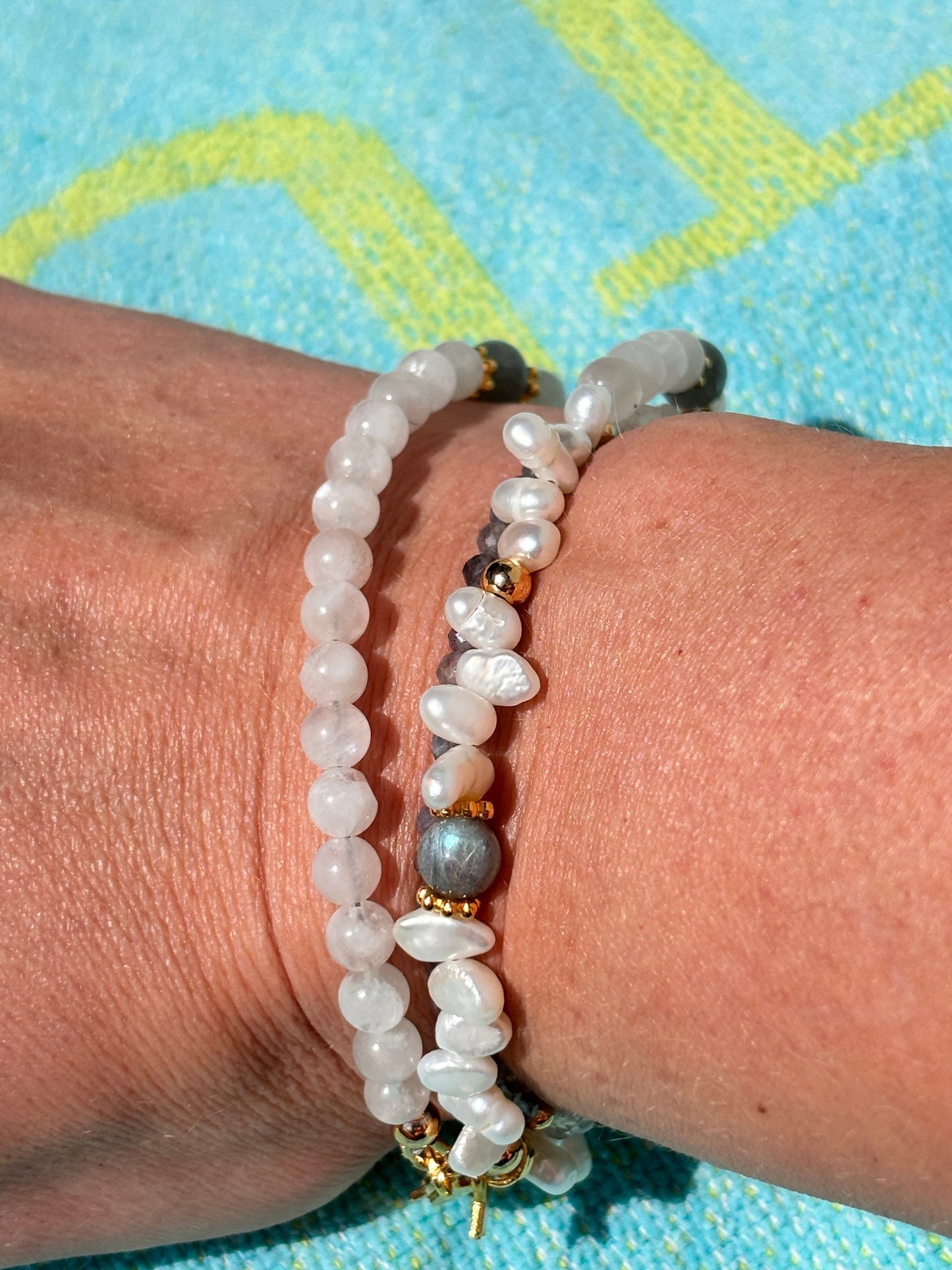 Short pearl necklace with genuine freshwater pearls, labradorite & moonstone – 43 cm + extension