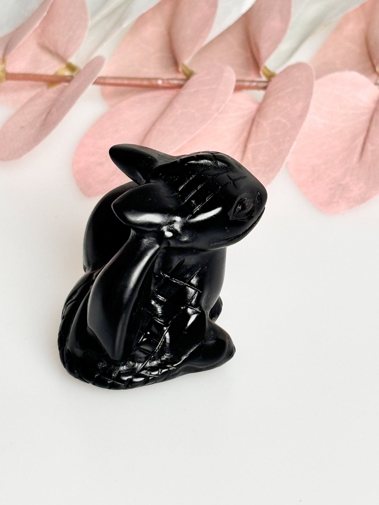 geschnitzte Drachenfigur in schwarzem Obsidian oder Yooperlite – Mystische Dekoration und spiritueller Schutz