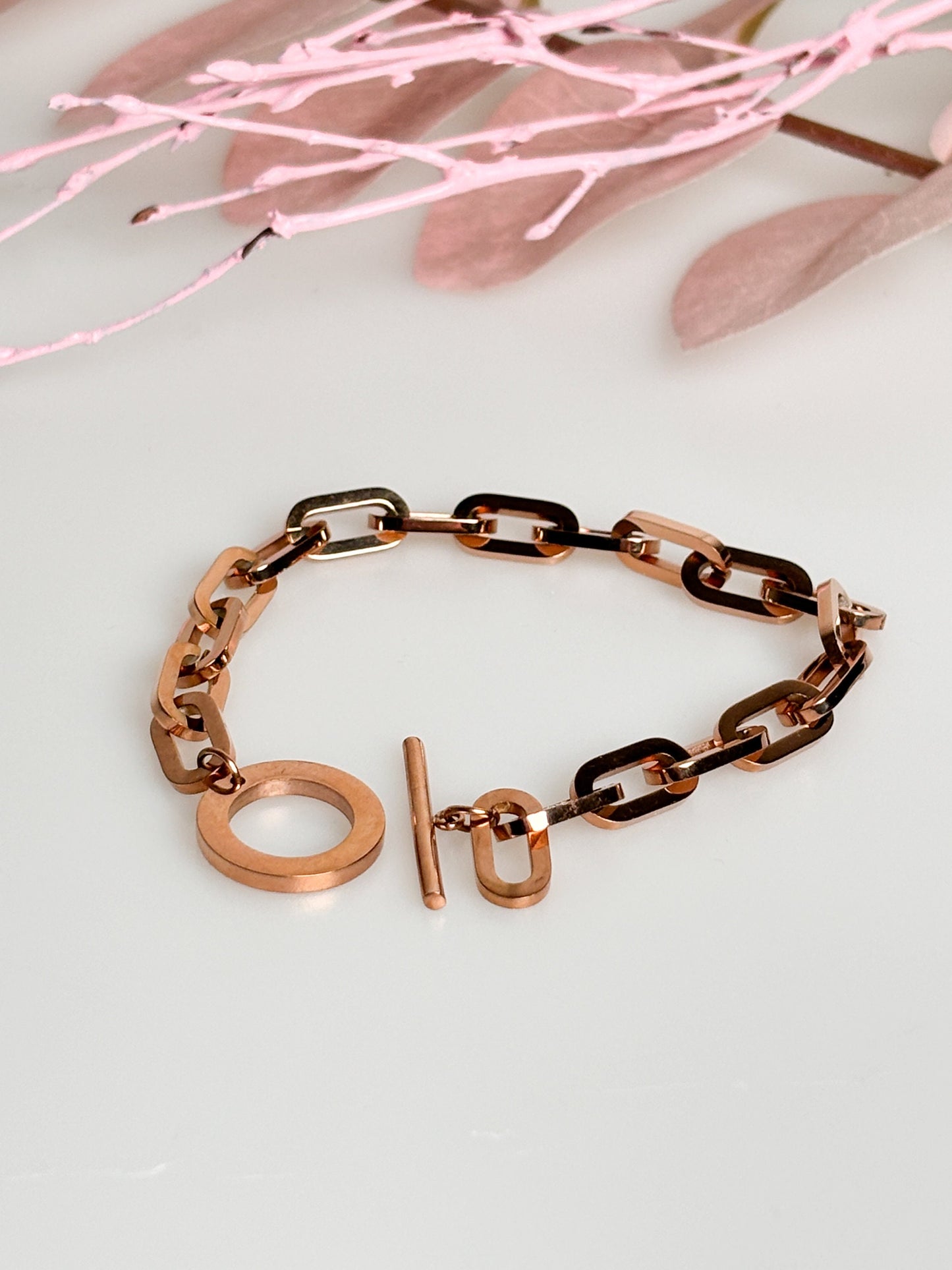 Edelstahlarmband mit grober Gliederkette und Knebelverschluss in Gold - Robustes Design für stilvolle Statements