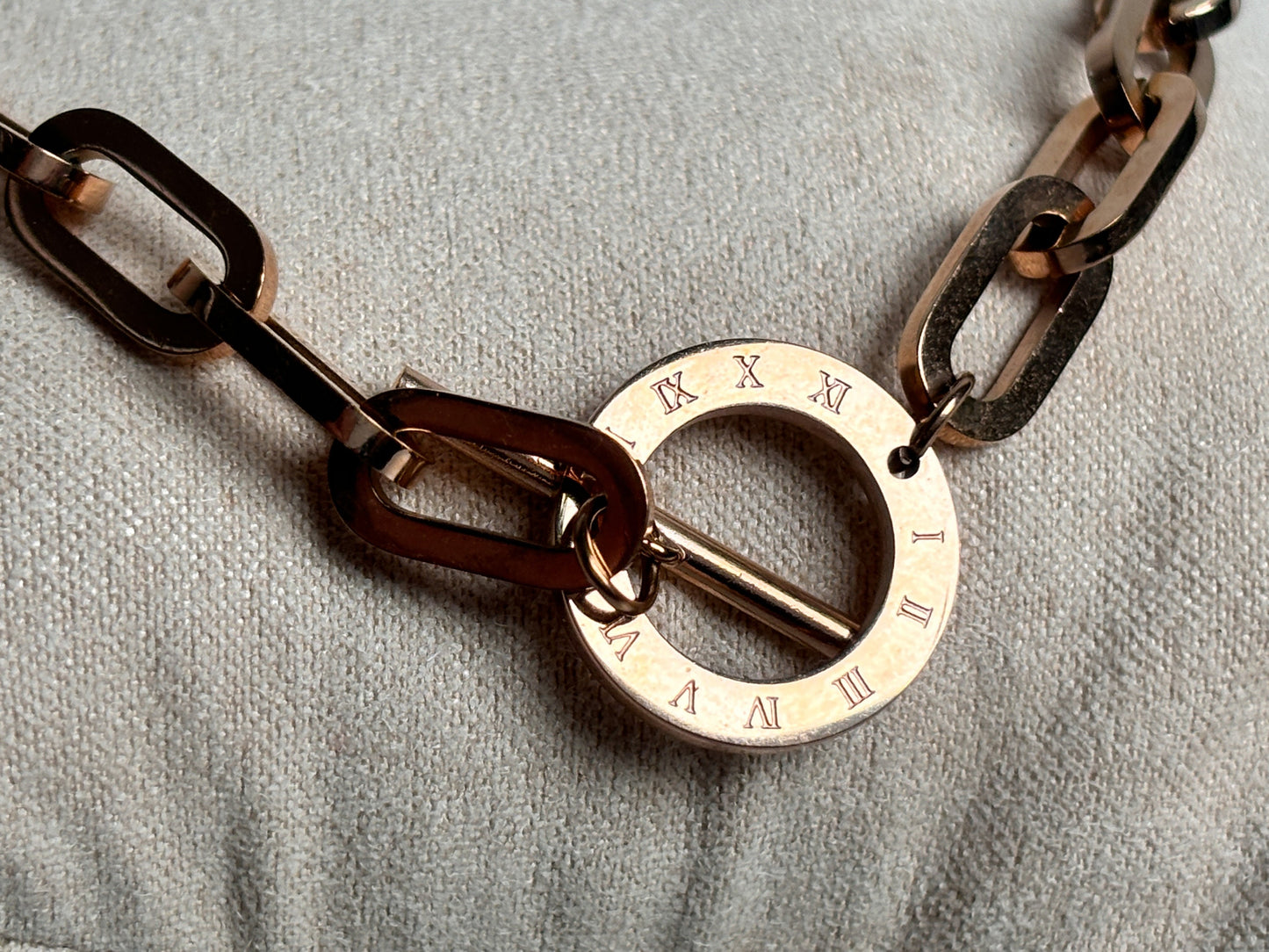 Edelstahlarmband mit grober Gliederkette und Knebelverschluss in Gold - Robustes Design für stilvolle Statements