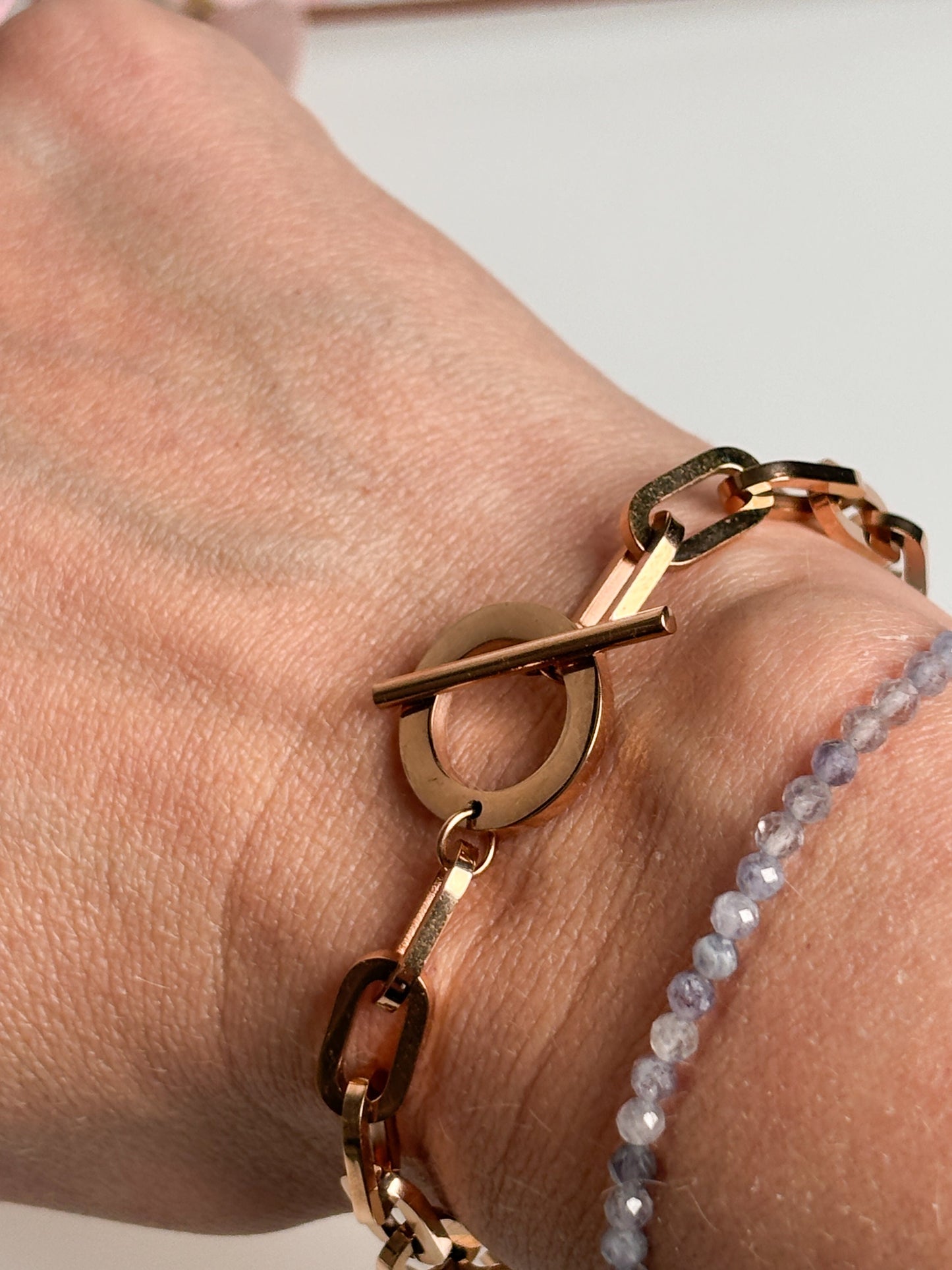 Edelstahlarmband mit grober Gliederkette und Knebelverschluss in Gold - Robustes Design für stilvolle Statements