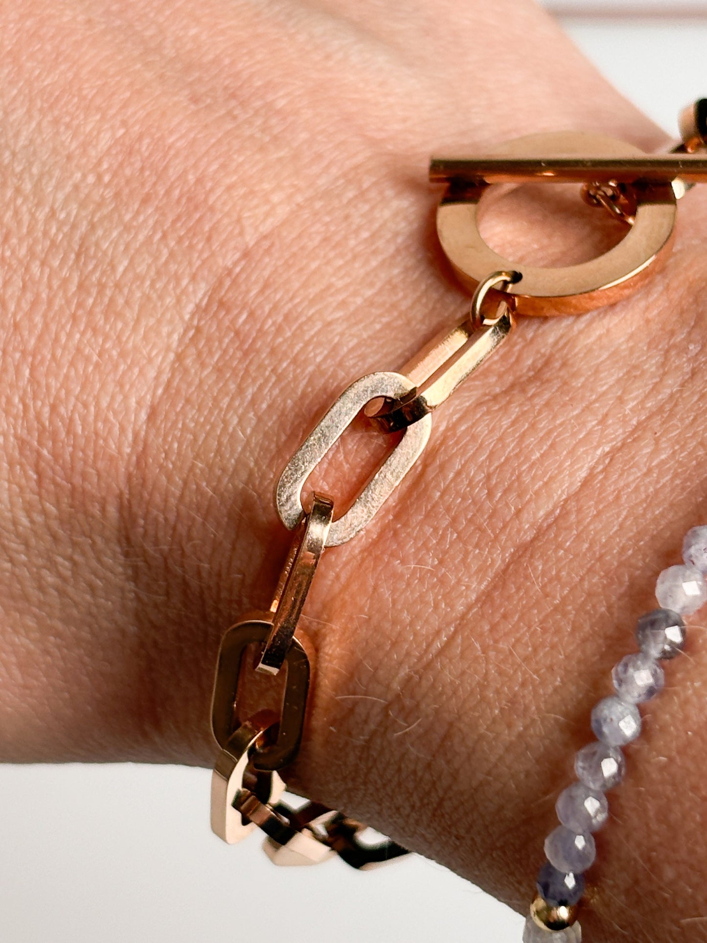 Edelstahlarmband mit grober Gliederkette und Knebelverschluss in Gold - Robustes Design für stilvolle Statements