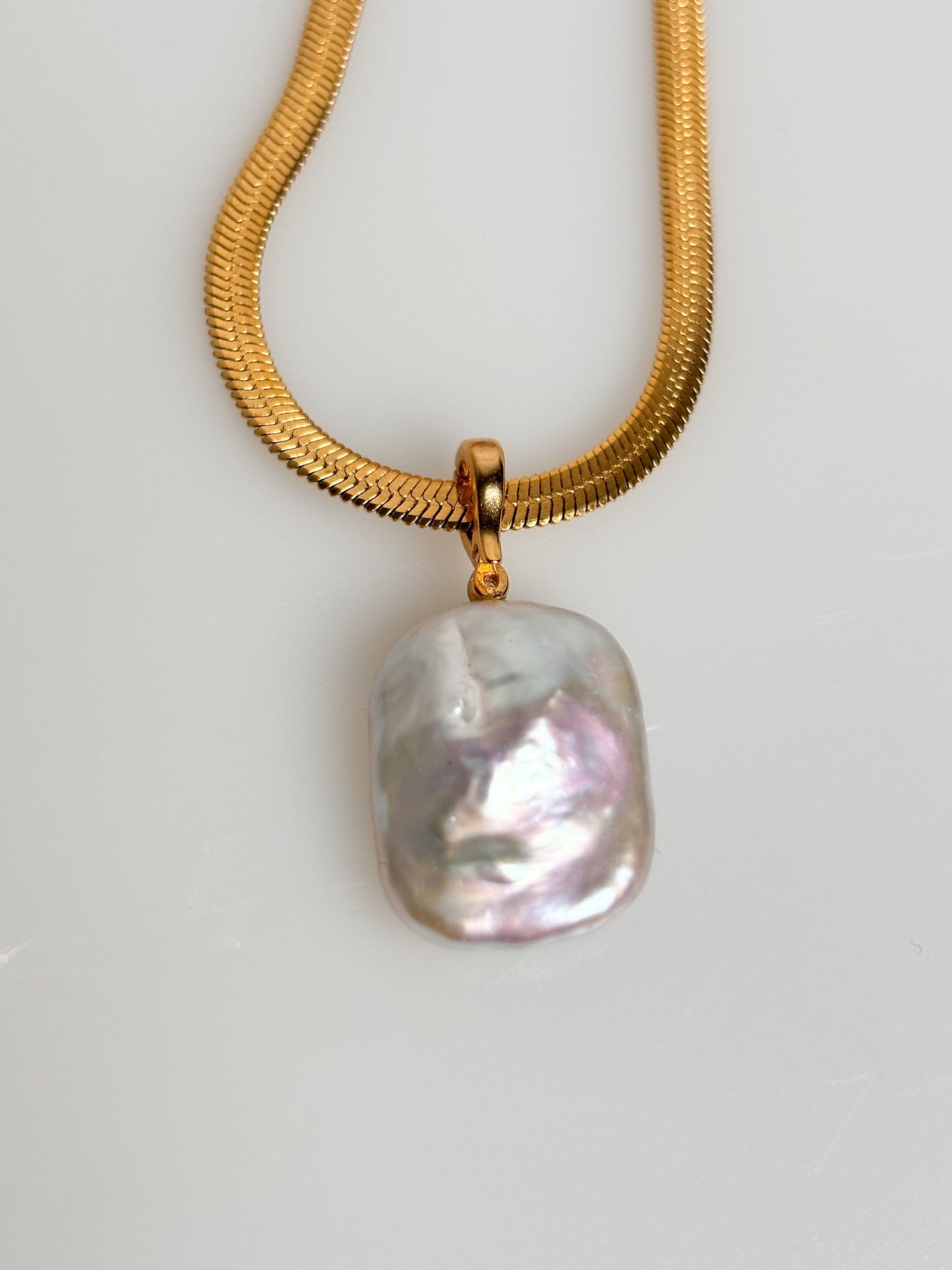 Elegant baroque freshwater pearl pendant with gold-plated eyelet – optionally with gold stainless steel chain