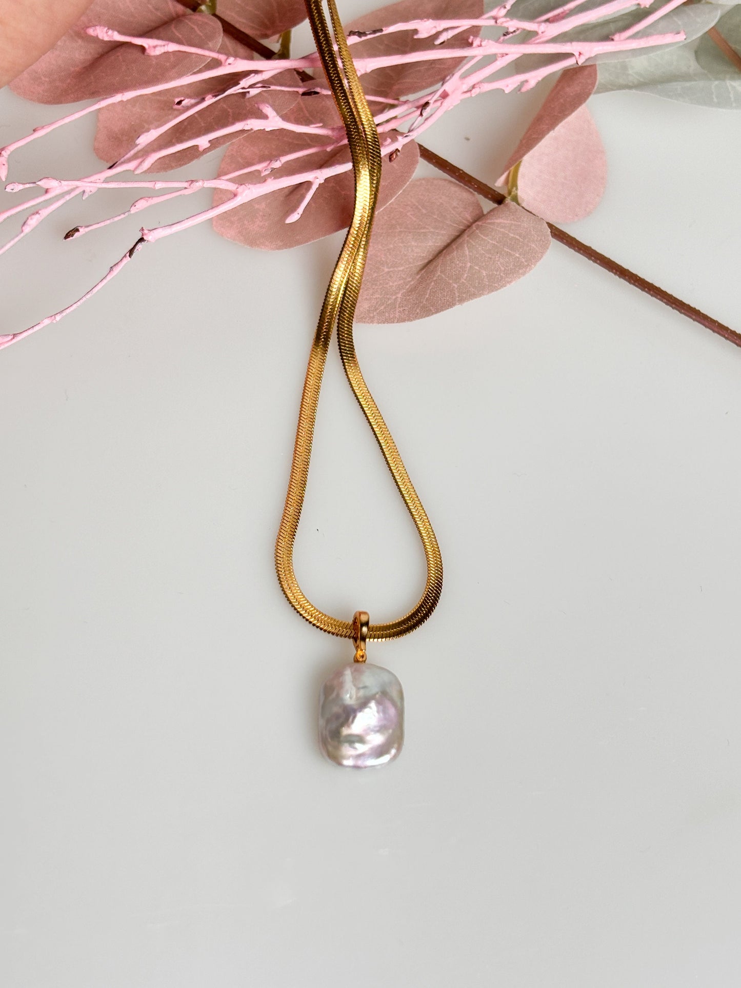 Elegant baroque freshwater pearl pendant with gold-plated eyelet – optionally with gold stainless steel chain