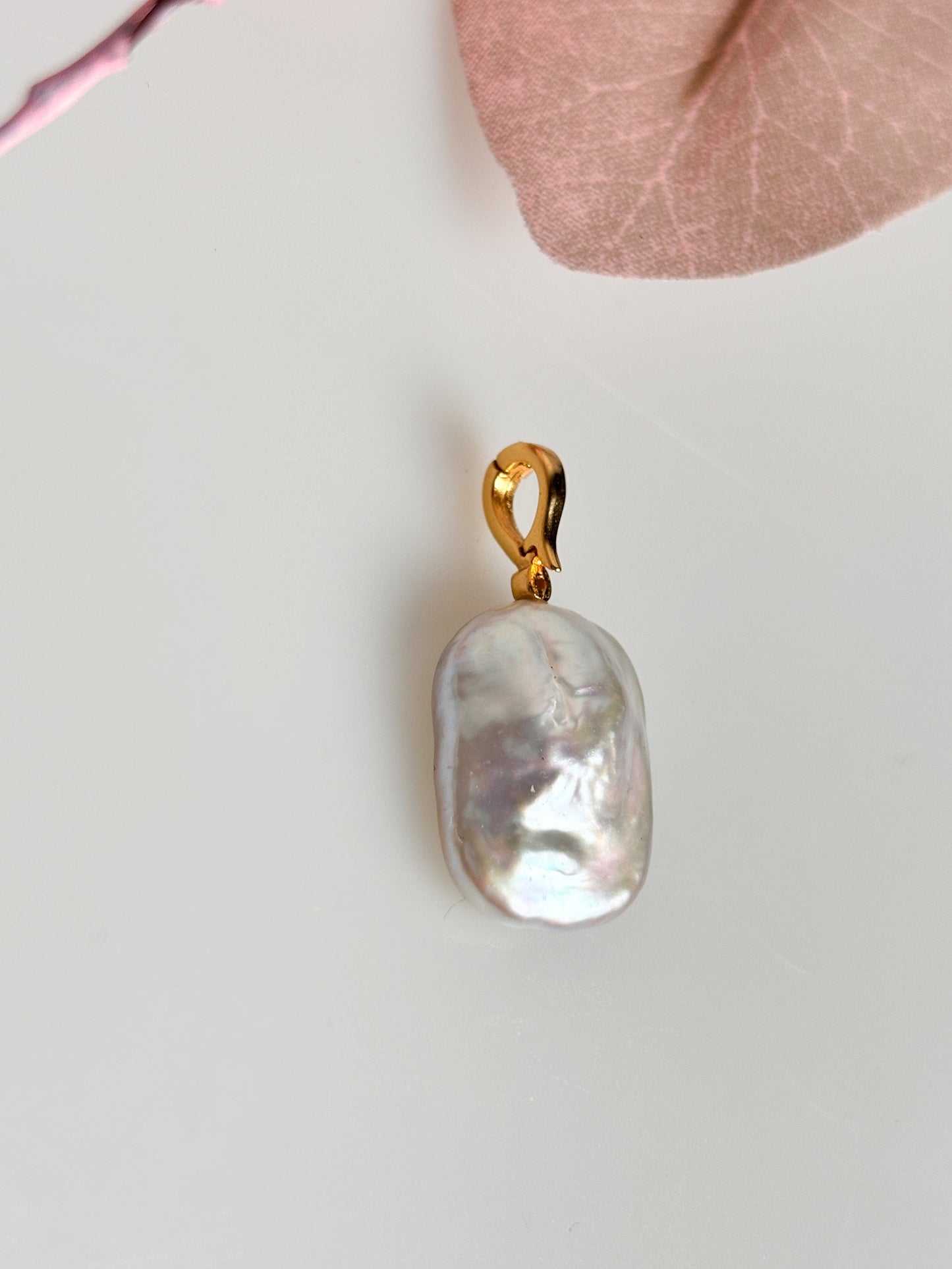 Elegant baroque freshwater pearl pendant with gold-plated eyelet – optionally with gold stainless steel chain