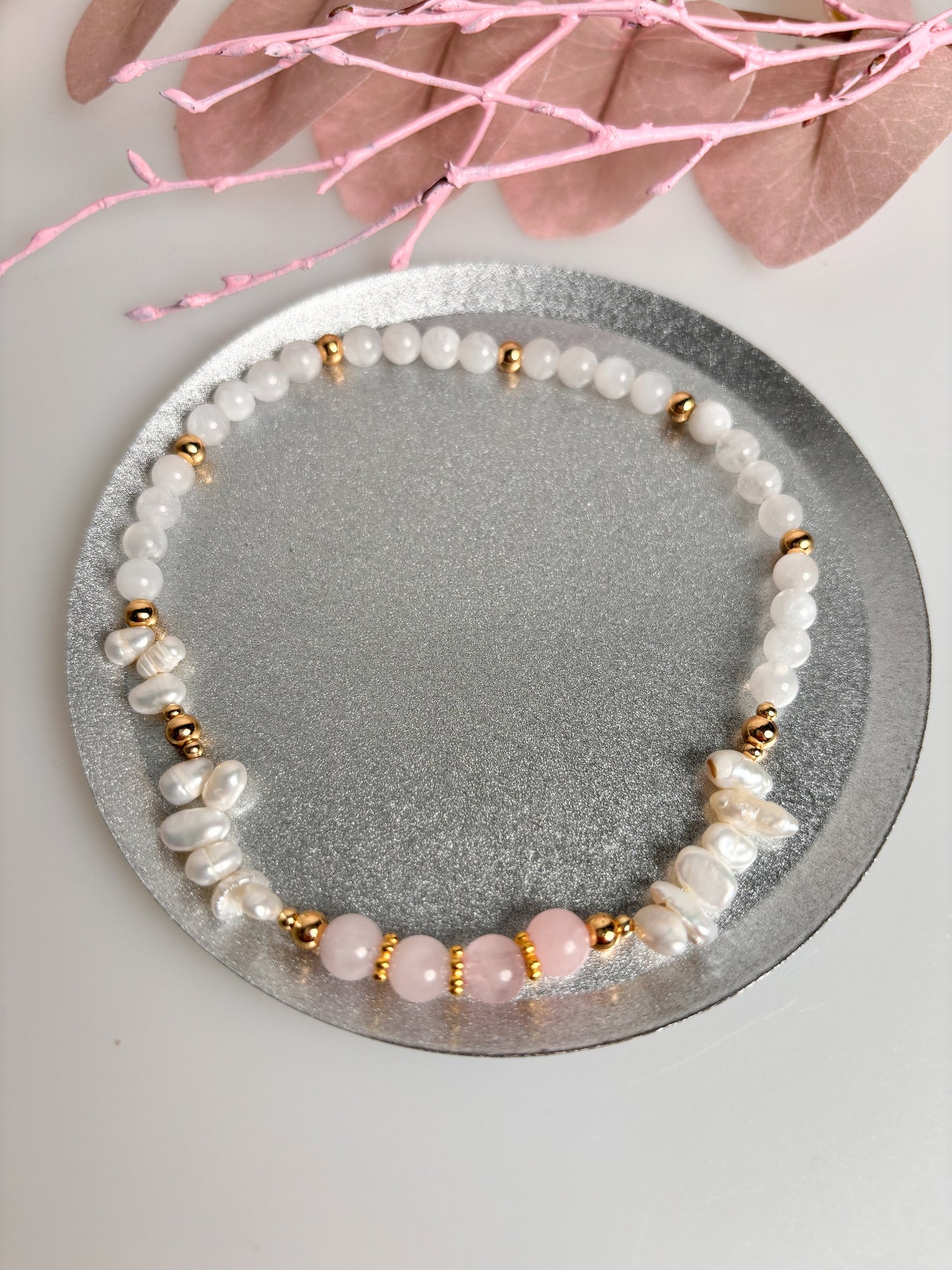 Elastisches Fußkettchen mit Mondstein, Rosenquarz und echten Süßwasserperlen – Heilende Kristalle & elegante Perlen
