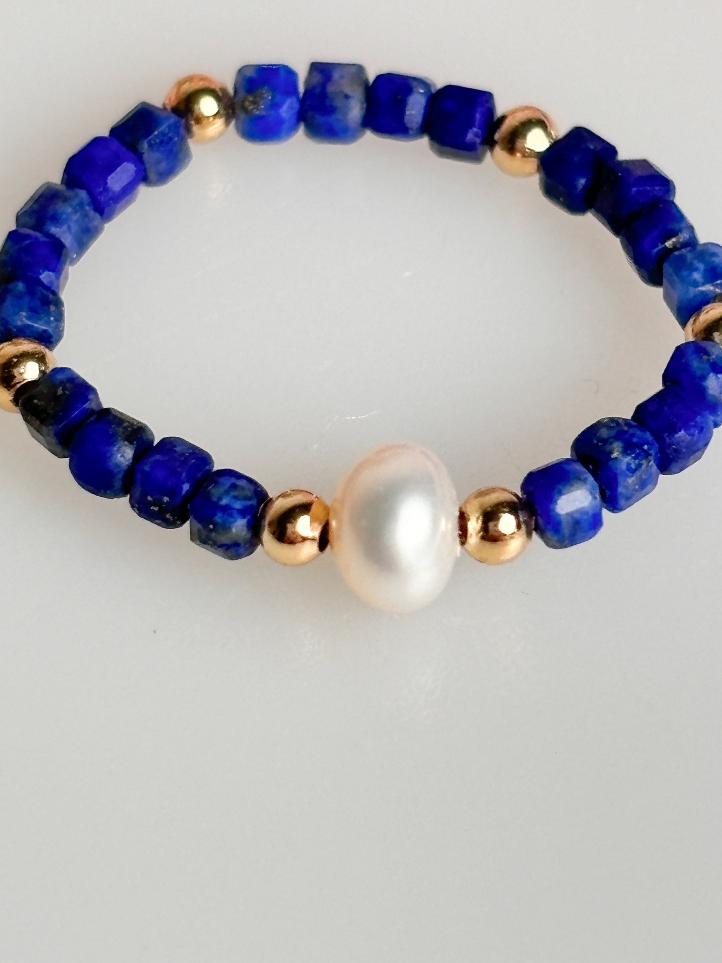 Elastic ring with faceted lapis lazuli cubes and high-quality freshwater pearl. Elegant & high-quality. Perfect gift.