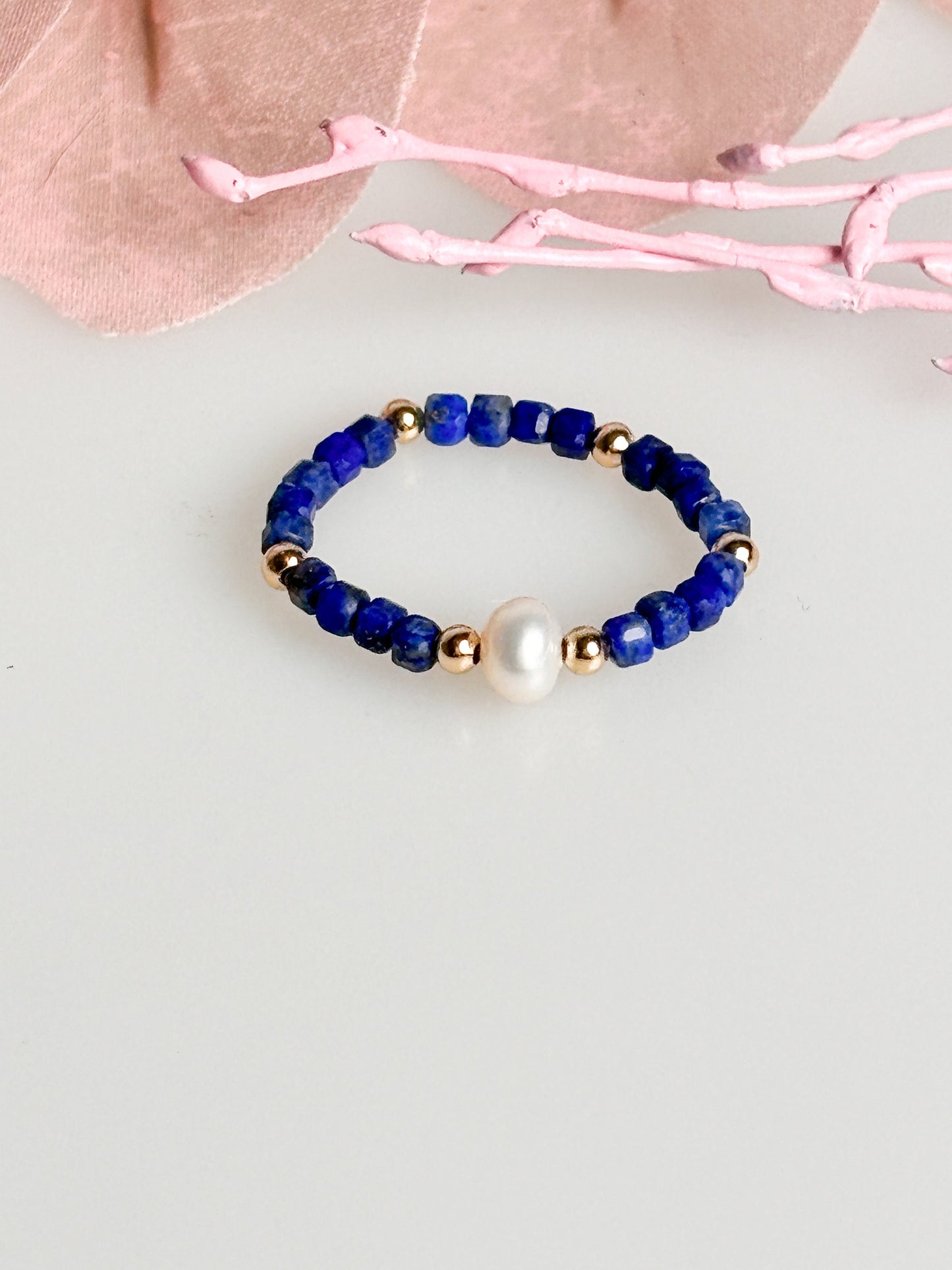 Elastic ring with faceted lapis lazuli cubes and high-quality freshwater pearl. Elegant & high-quality. Perfect gift.