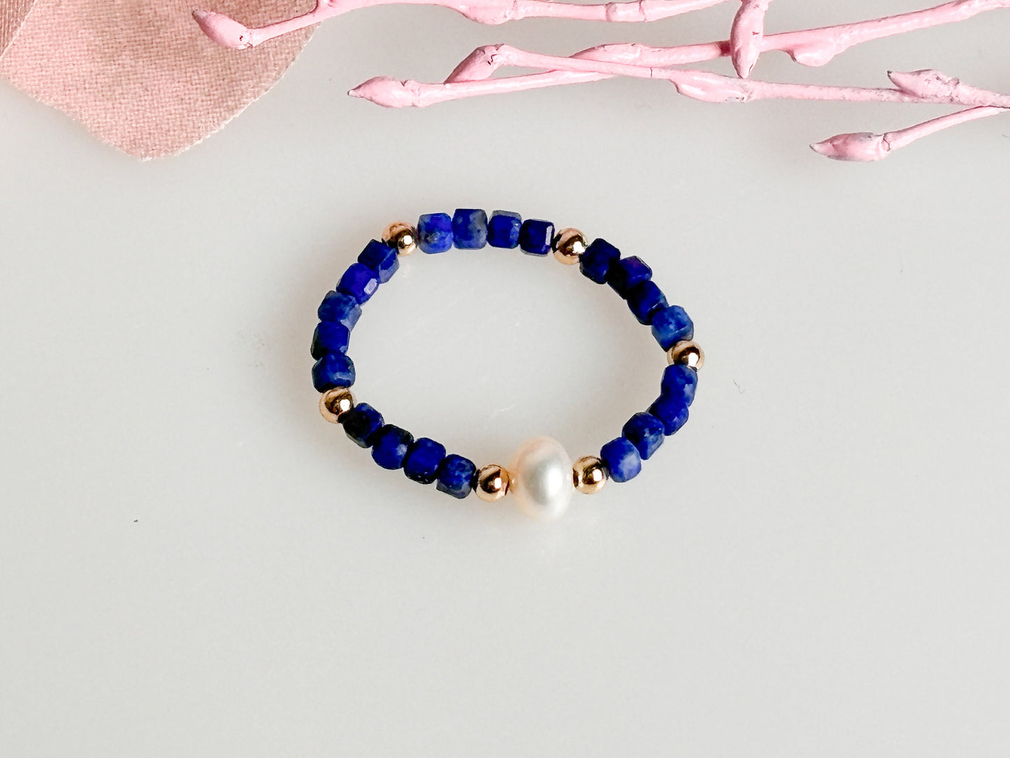 Elastic ring with faceted lapis lazuli cubes and high-quality freshwater pearl. Elegant & high-quality. Perfect gift.