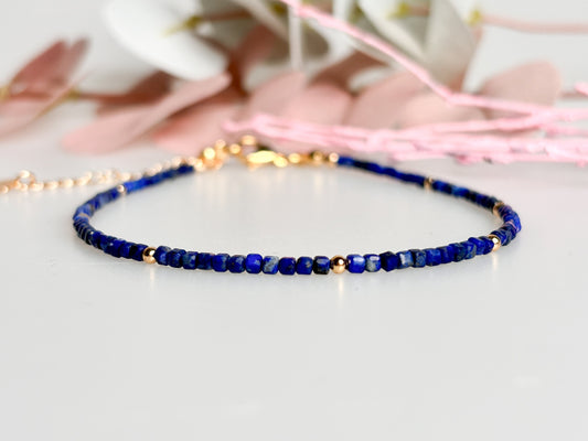 Zartes Lapislazuli Armband oder Fußkettchen mit 2mm Würfelperlen – Handgefertigter Edelsteinschmuck