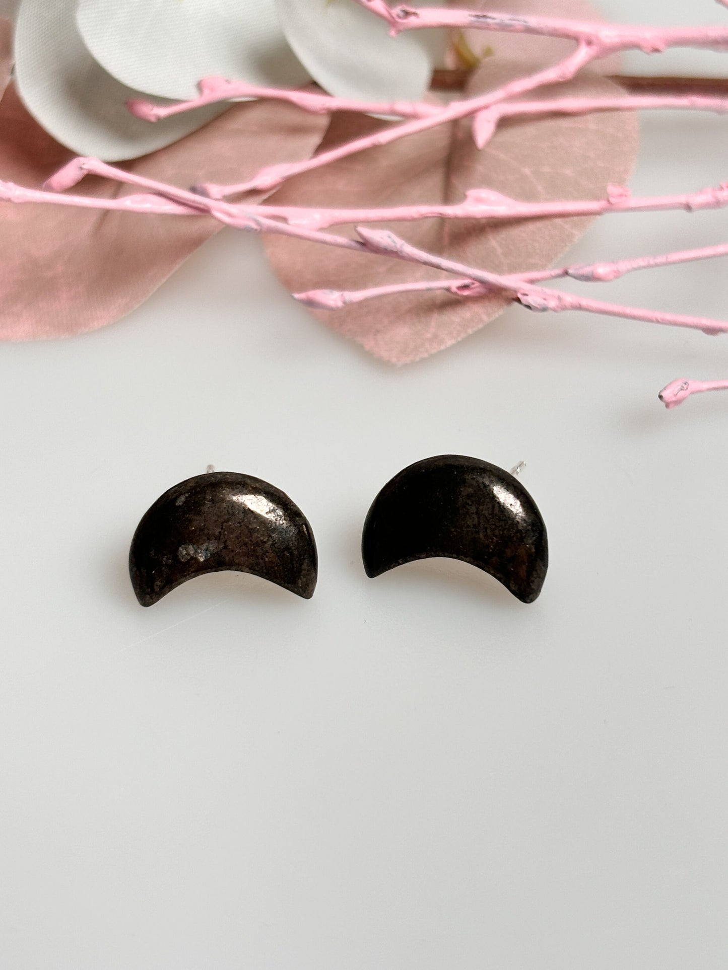 Pyrite moon stud earrings made of 925 silver - Elegant jewelry with a natural look | Moon stud earrings