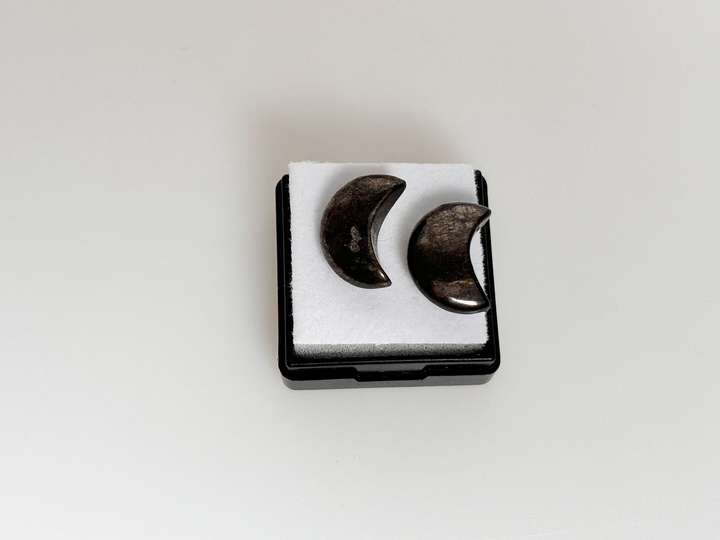 Pyrite moon stud earrings made of 925 silver - Elegant jewelry with a natural look | Moon stud earrings