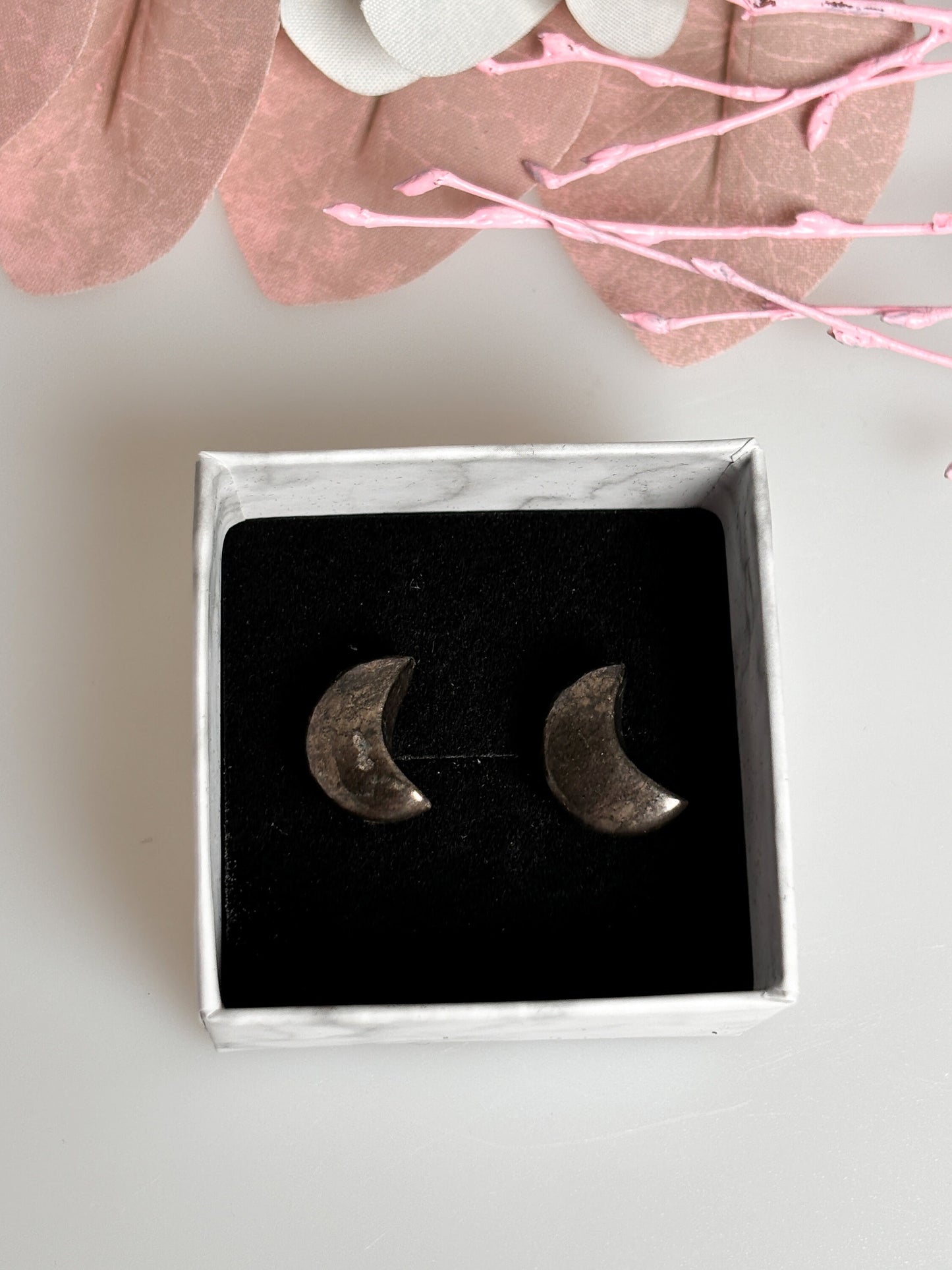 Pyrite moon stud earrings made of 925 silver - Elegant jewelry with a natural look | Moon stud earrings