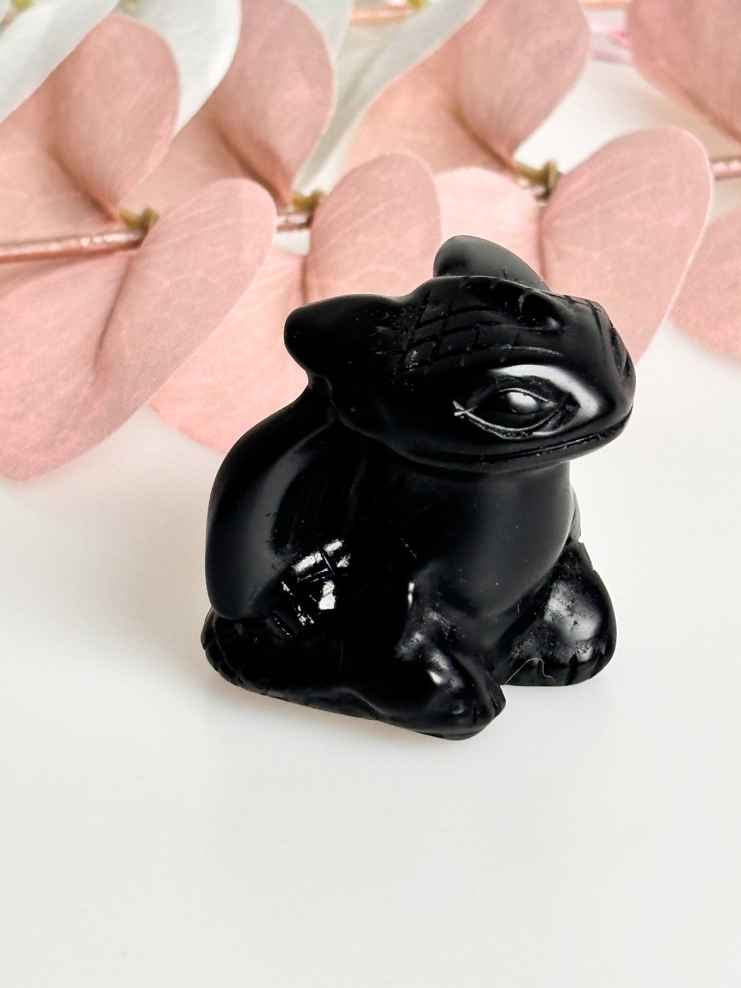 geschnitzte Drachenfigur in schwarzem Obsidian oder Yooperlite – Mystische Dekoration und spiritueller Schutz