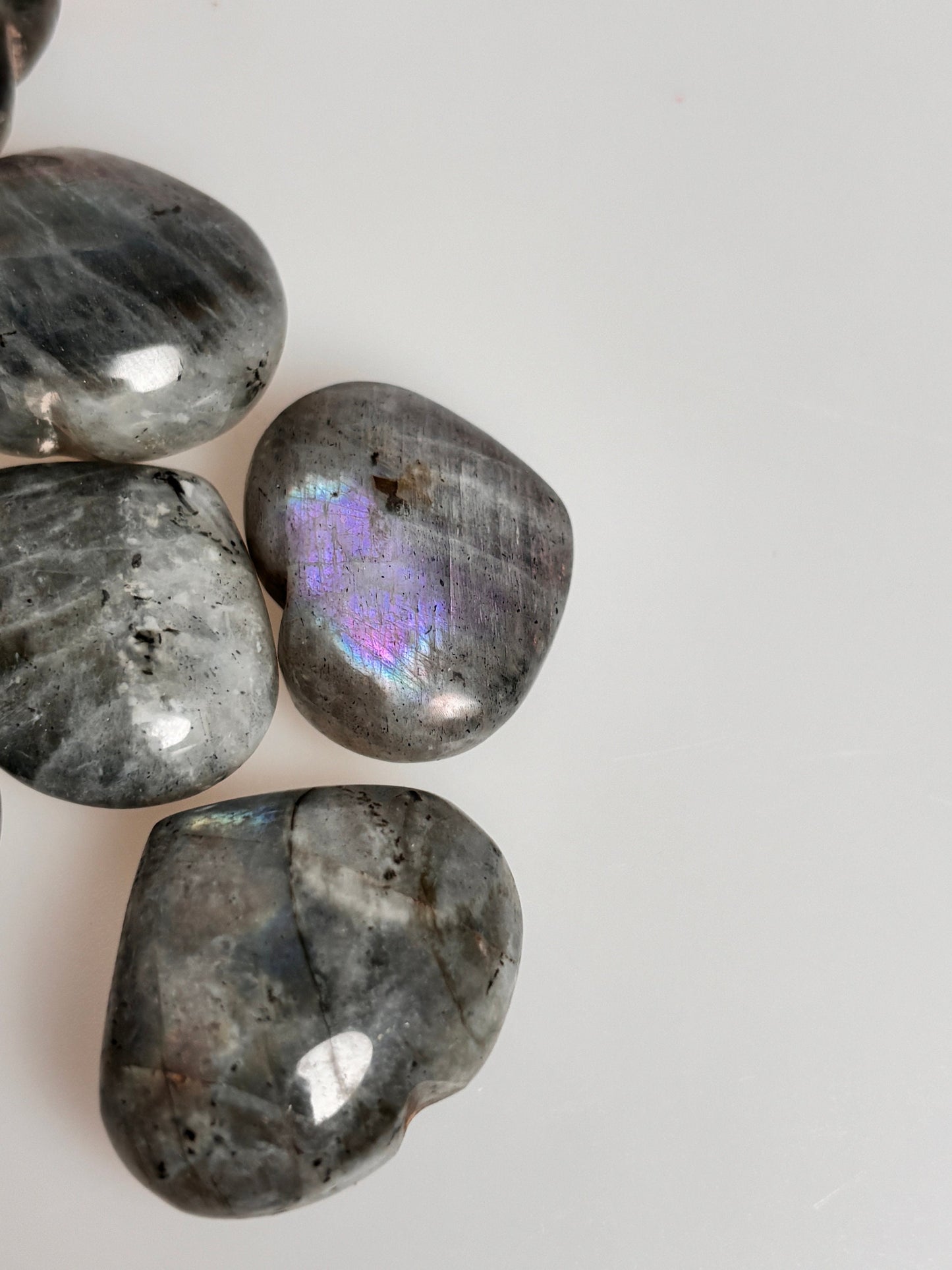 Premium labradorite hearts with impressive flash: also available in pink and purple, three sizes