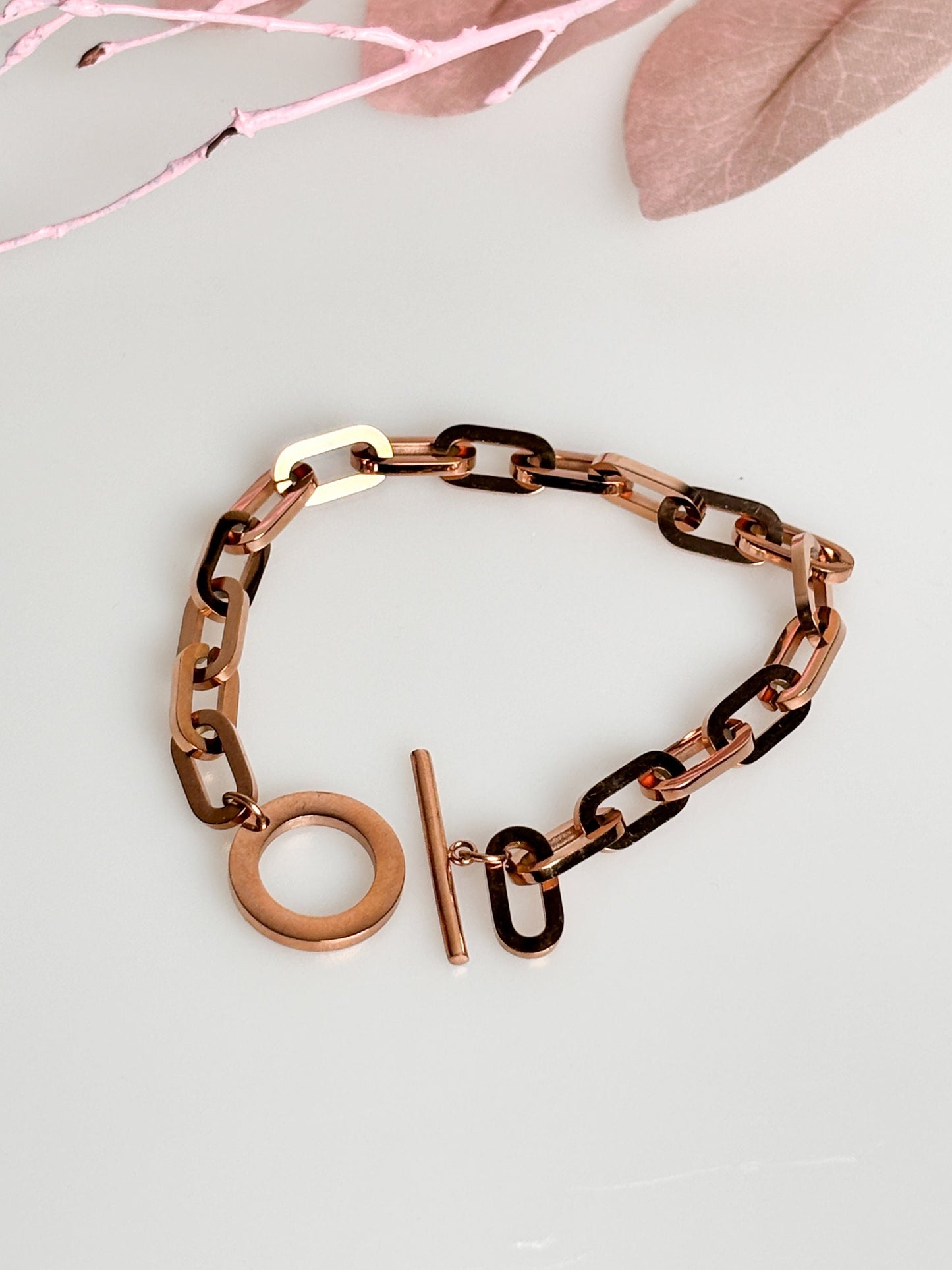Edelstahlarmband mit grober Gliederkette und Knebelverschluss in Gold - Robustes Design für stilvolle Statements