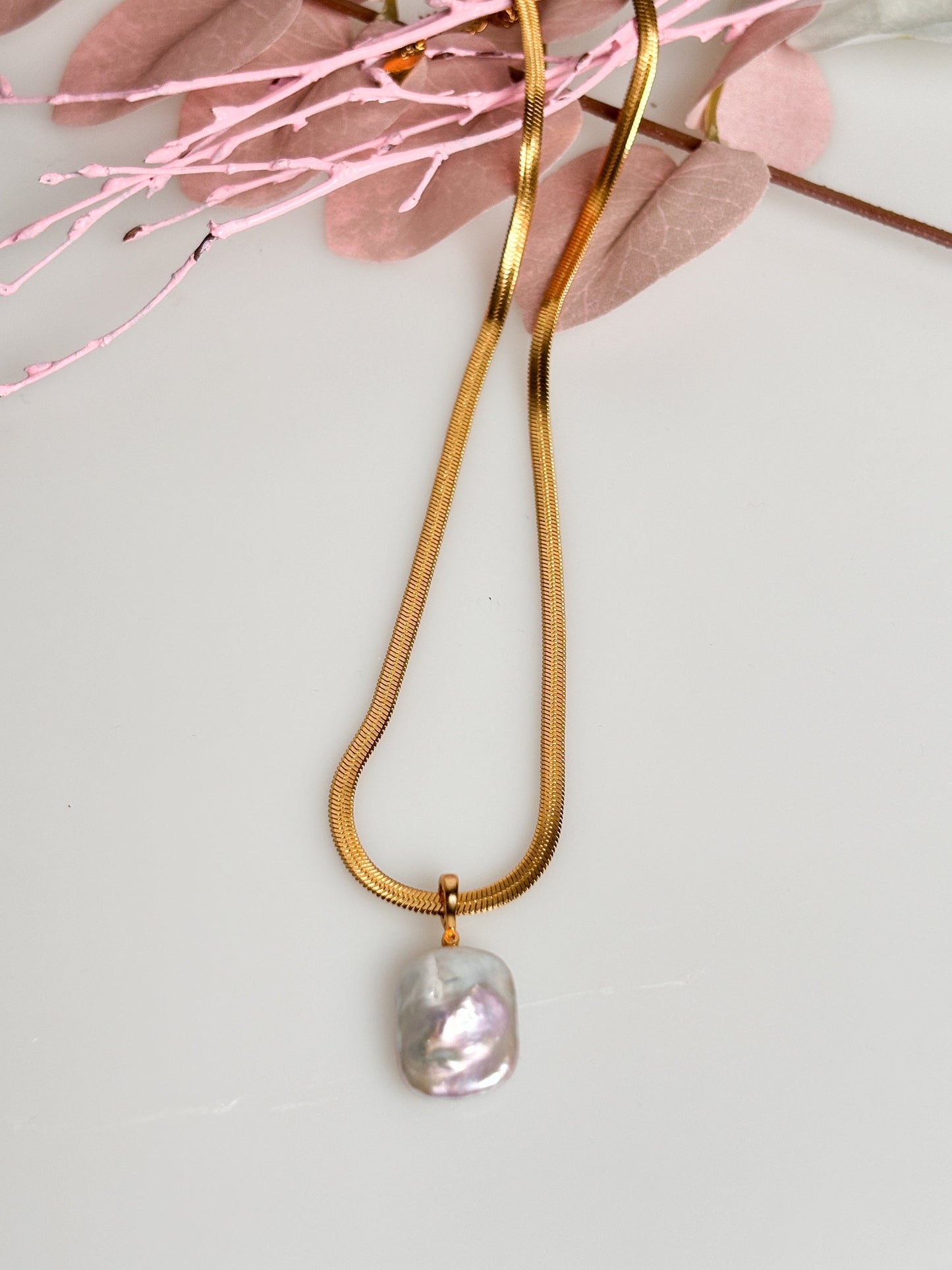 Elegant baroque freshwater pearl pendant with gold-plated eyelet – optionally with gold stainless steel chain
