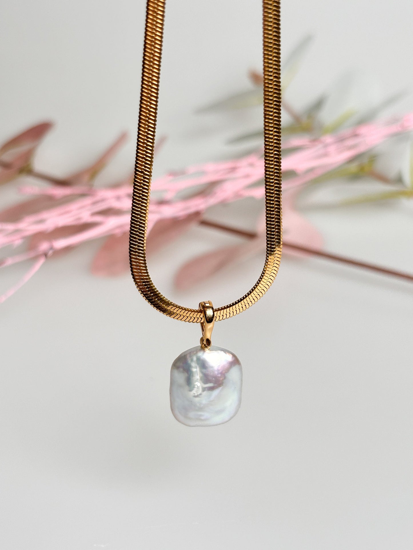 Elegant baroque freshwater pearl pendant with gold-plated eyelet – optionally with gold stainless steel chain
