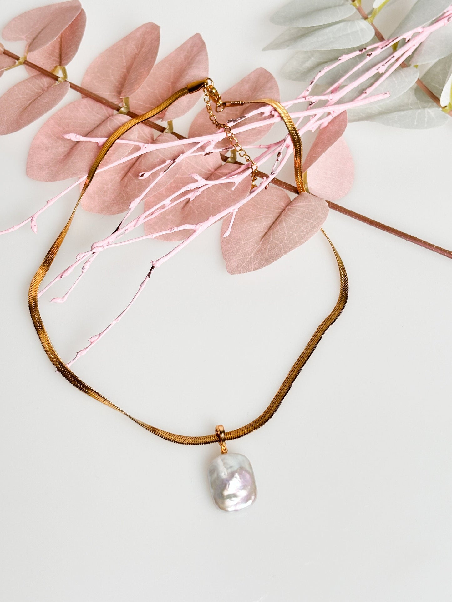Elegant baroque freshwater pearl pendant with gold-plated eyelet – optionally with gold stainless steel chain