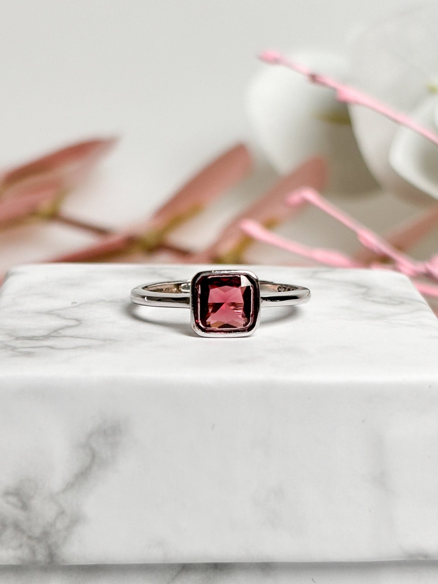 Elegant red garnet silver ring 925 - gemstone ring - timeless jewelry - high-quality 925 silver - gift idea