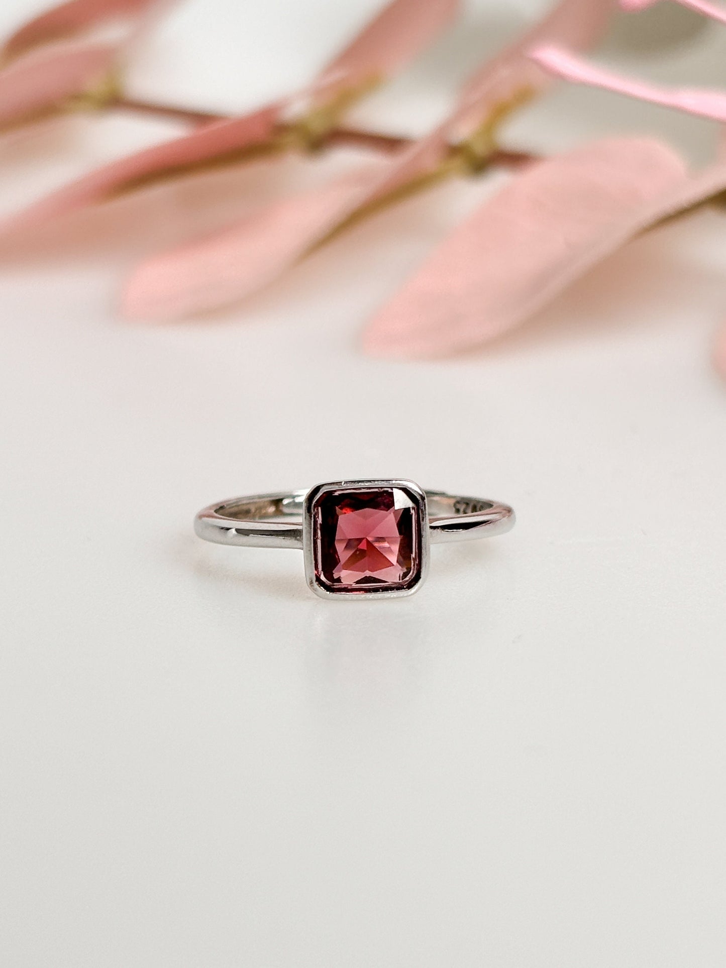 Elegant red garnet silver ring 925 - gemstone ring - timeless jewelry - high-quality 925 silver - gift idea