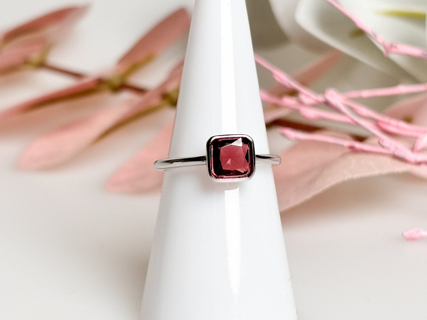Elegant red garnet silver ring 925 - gemstone ring - timeless jewelry - high-quality 925 silver - gift idea