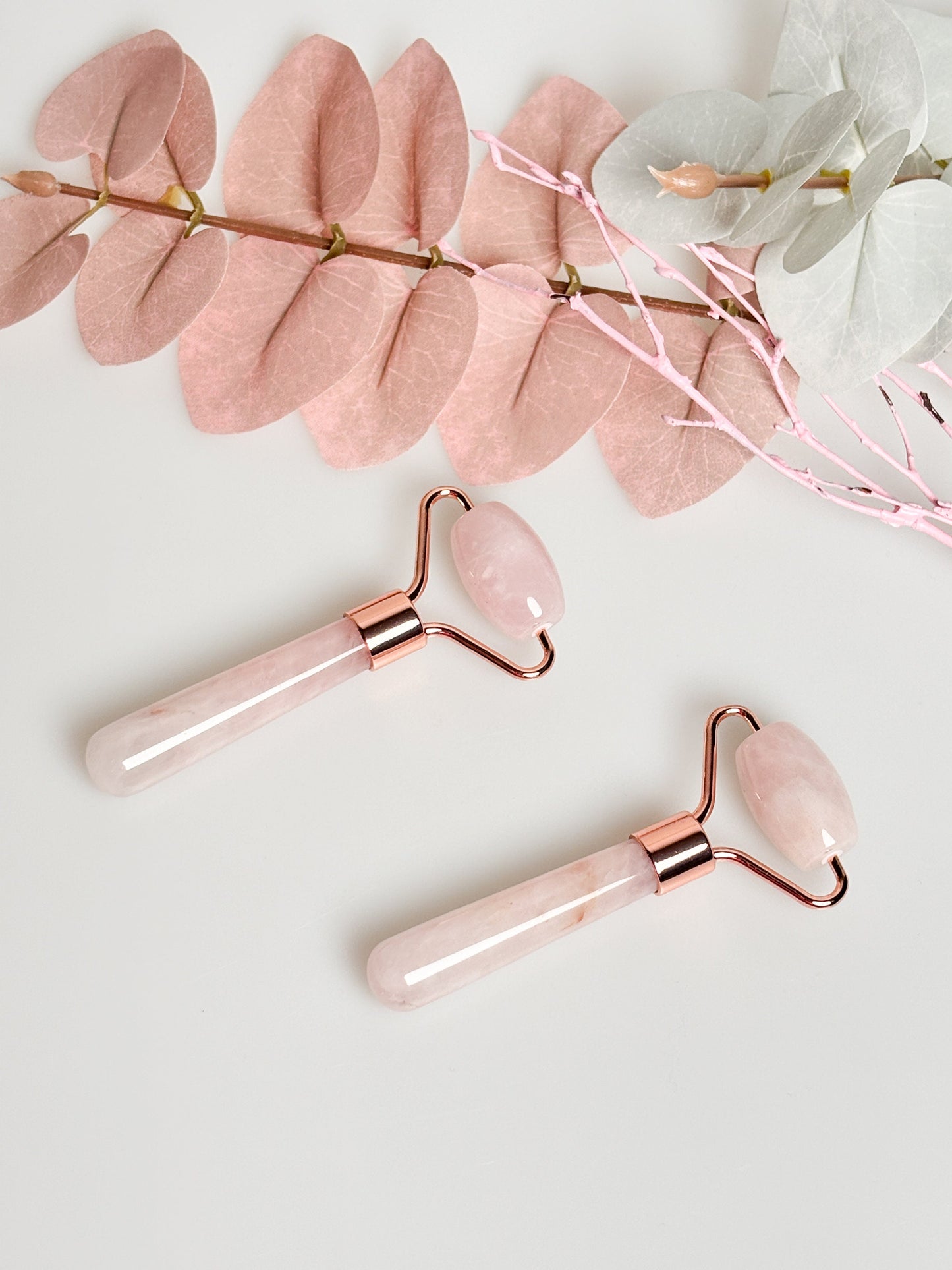 Rose quartz massage roller for the face - small & ideal for on the go | Handy facial massager