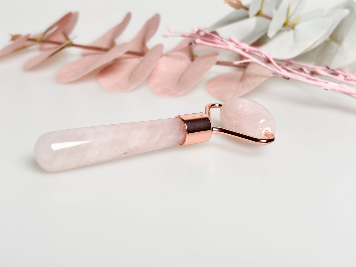 Rose quartz massage roller for the face - small & ideal for on the go | Handy facial massager