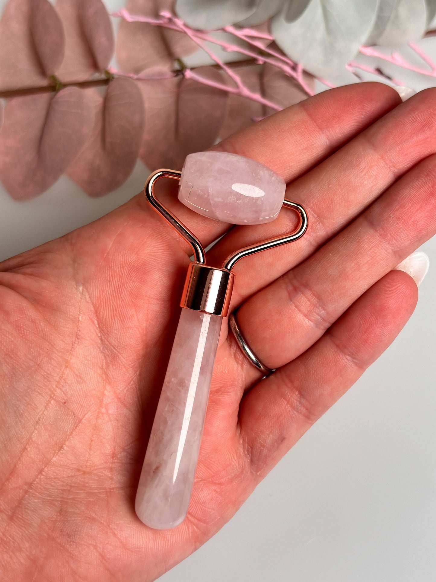Rose quartz massage roller for the face - small & ideal for on the go | Handy facial massager