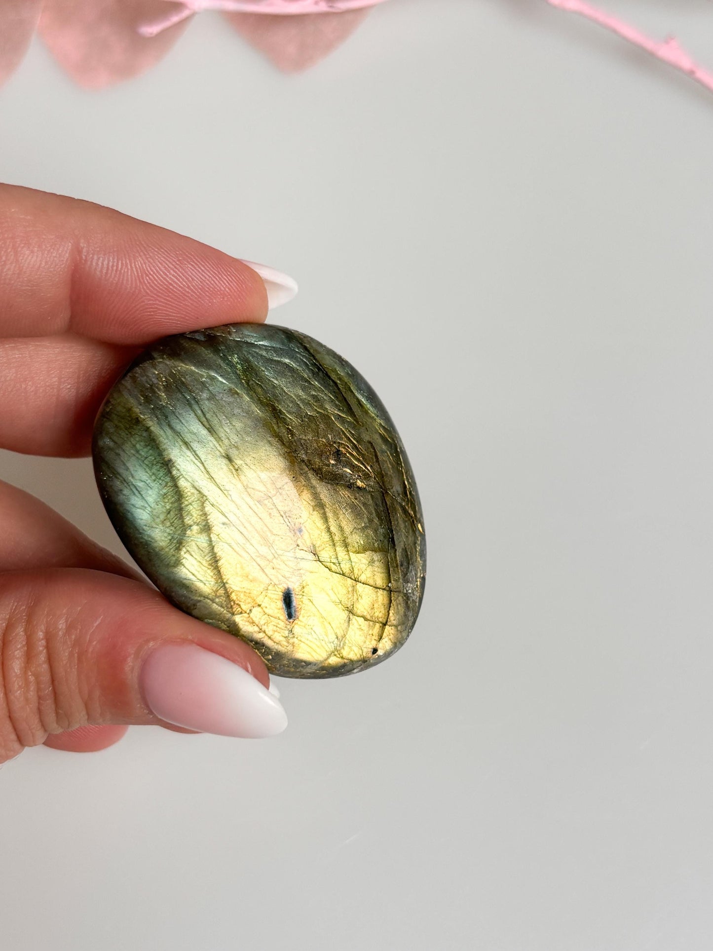 Pocket stone Labradorite with great flash, lucky charm, palmstone, gemstone, unique