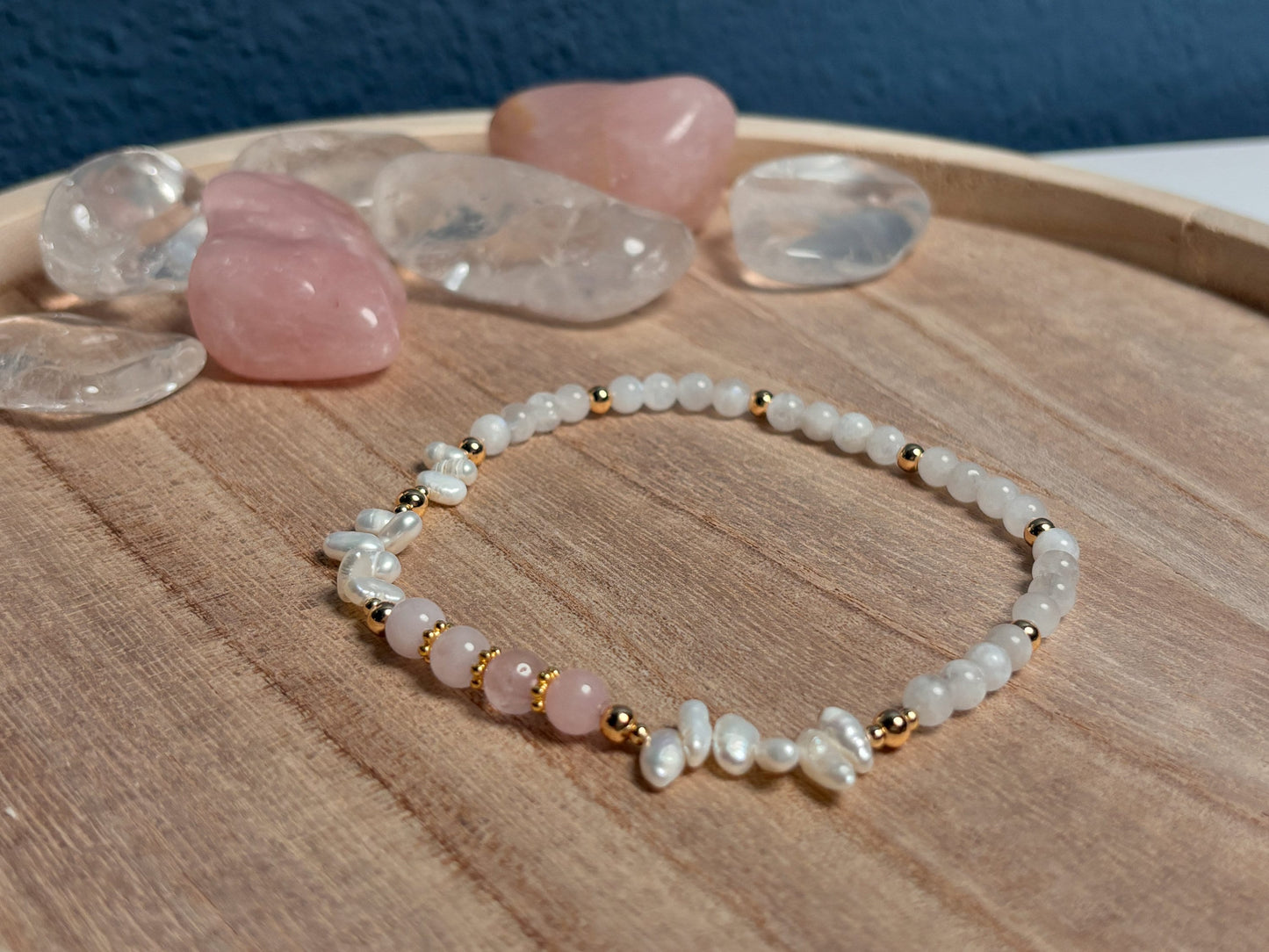 Elastisches Fußkettchen mit Mondstein, Rosenquarz und echten Süßwasserperlen – Heilende Kristalle & elegante Perlen